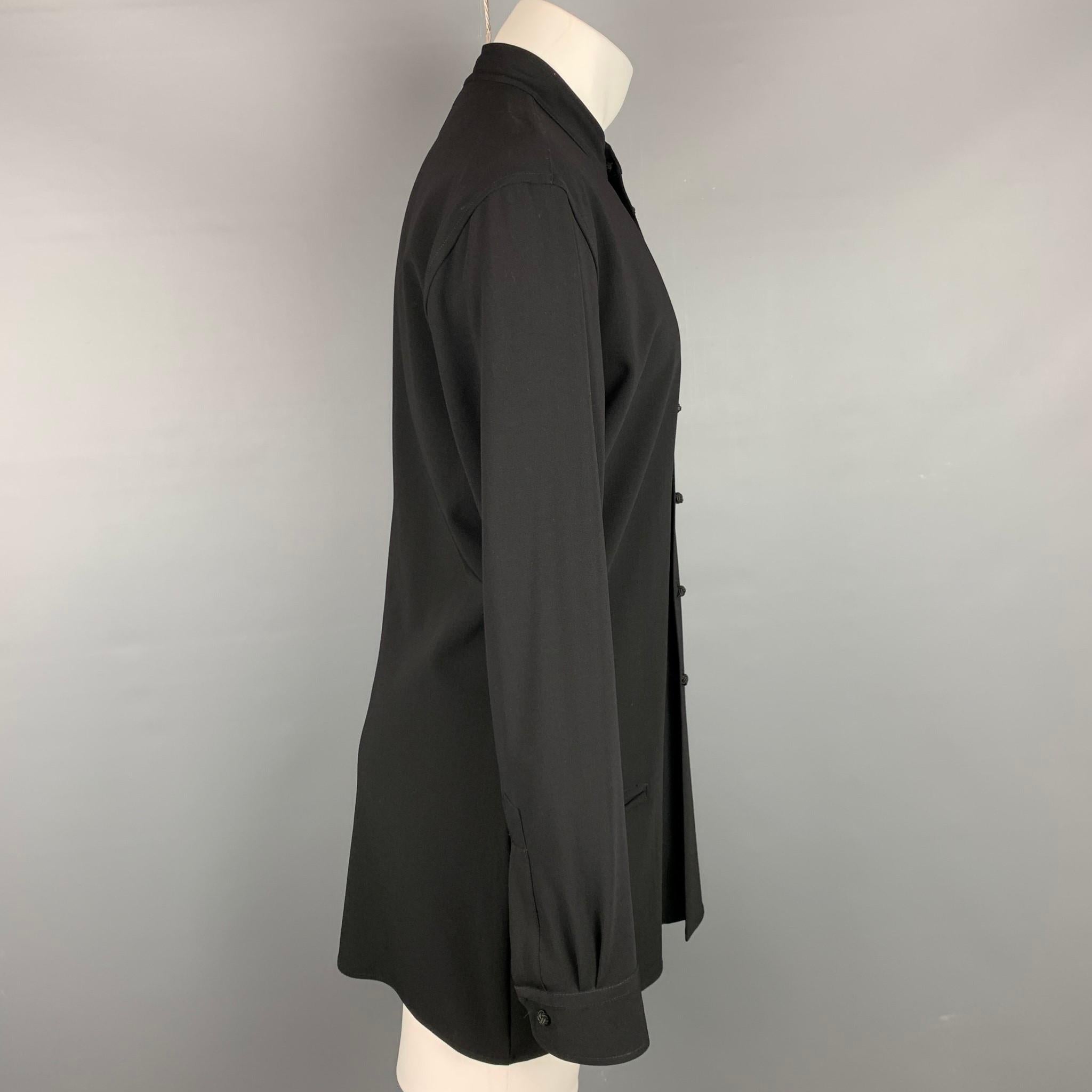 GIORGIO ARMANI Hemdjacke aus schwarzer Wolle mit Nehru-Kragen:: geschlitzten Taschen und Knopfverschluss. Hergestellt in Italien. 

Sehr guter gebrauchter Zustand. 
Markiert: 40

Messungen: 

Schultern: 20 in. 
Brustkorb: 42 Zoll. 
Ärmel: 26 Zoll.