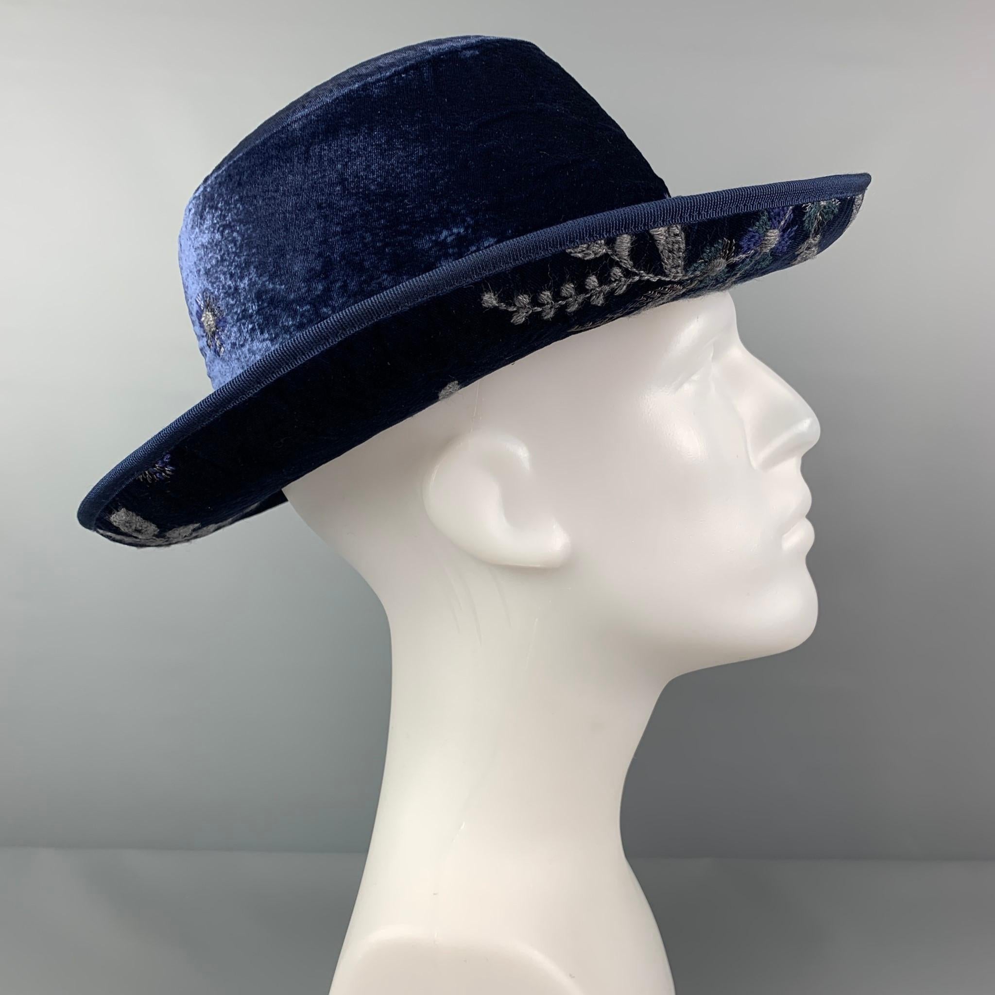 GIORGIO ARMANI hat comes in a blue velvet featuring grey embroidered design and a ribbon trim. Made in Italy. 

Very Good Pre-Owned Condition.
Marked: 59

Measurements:

Opening: 21 in.
Brim: 3 in.
Height: 4 in. 