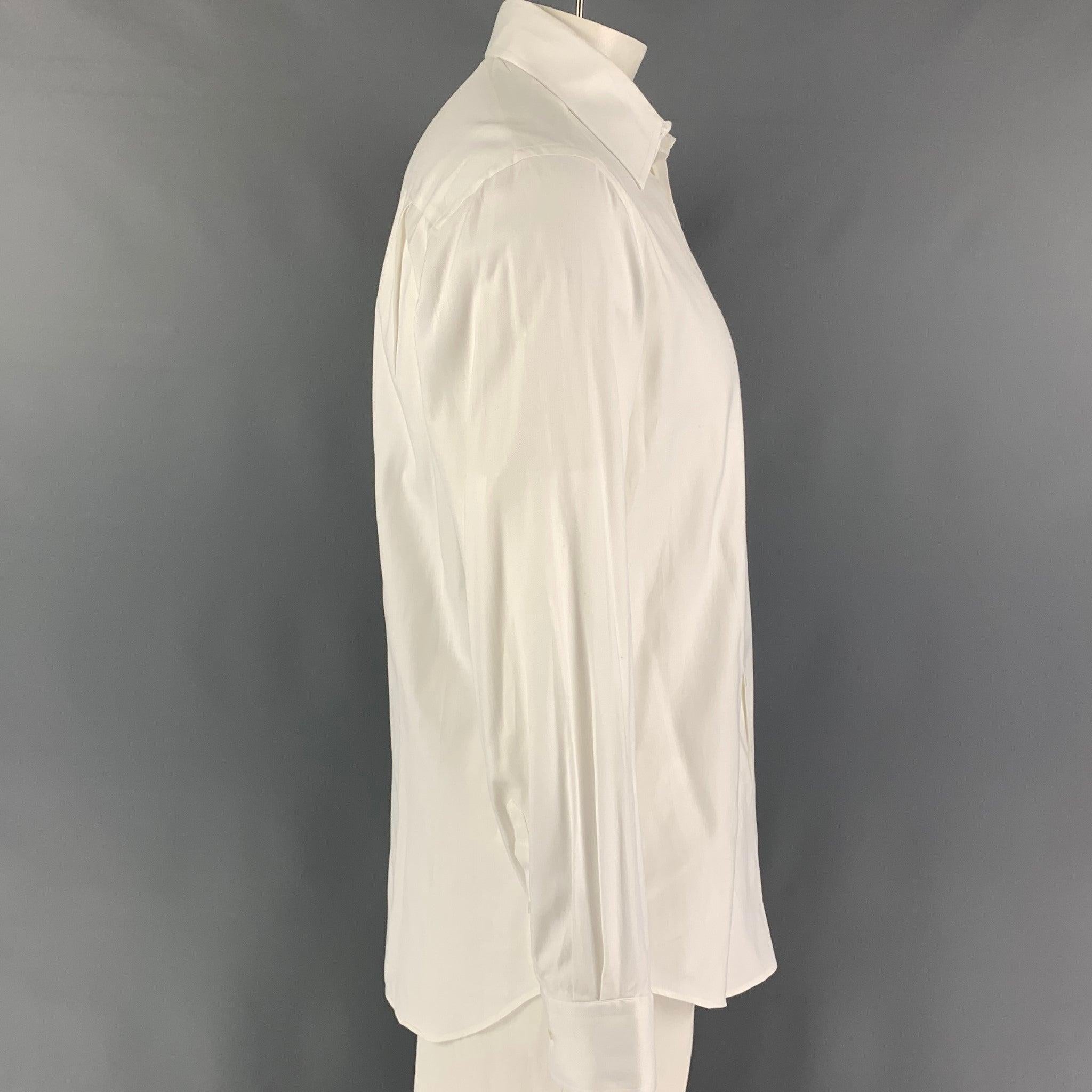 GIORGIO ARMANI long sleeve shirt comes in a white cotton featuring a classic style, loose fit, spread collar, patch pocket, and a button up closure. Made in Italy. Good Pre-Owned Condition. Light marks at sleeve. As-is.  
 

 Marked:  40-15 3/4 
 

