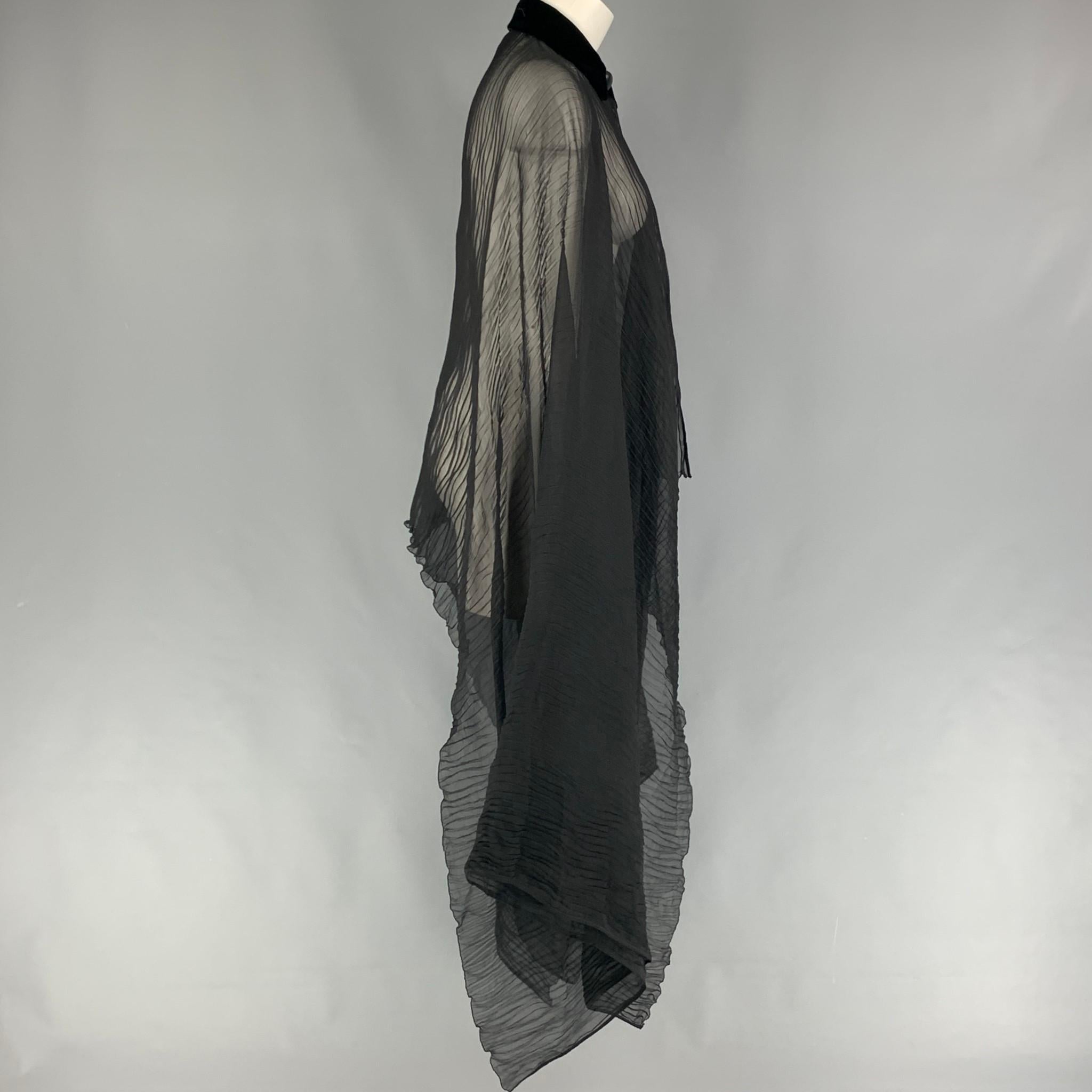 GIORGIO ARMANI Size One Size Black Silk Textured Buttoned Scarf In New Condition In San Francisco, CA
