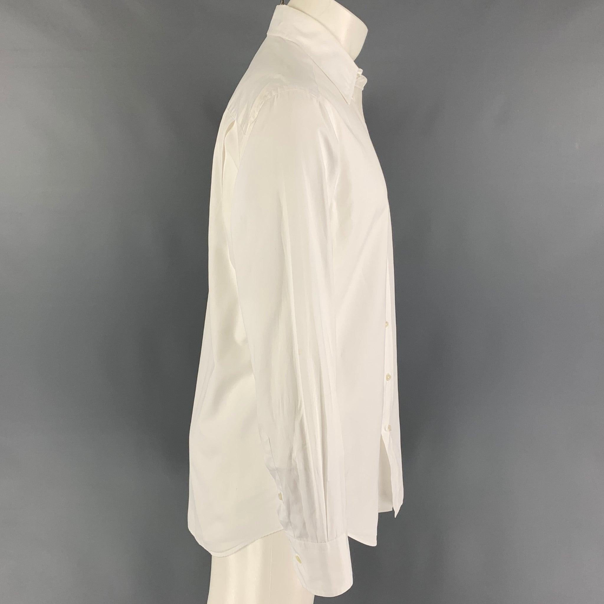 GIORGIO ARMANI long sleeve shirt comes in a white cotton featuring a classic style, spread collar, patch pocket, and a button up closure. Made in Italy.
Good Pre-Owned Condition. Light discoloration at back & sleeve. As-is.  

Marked:   39/15.5