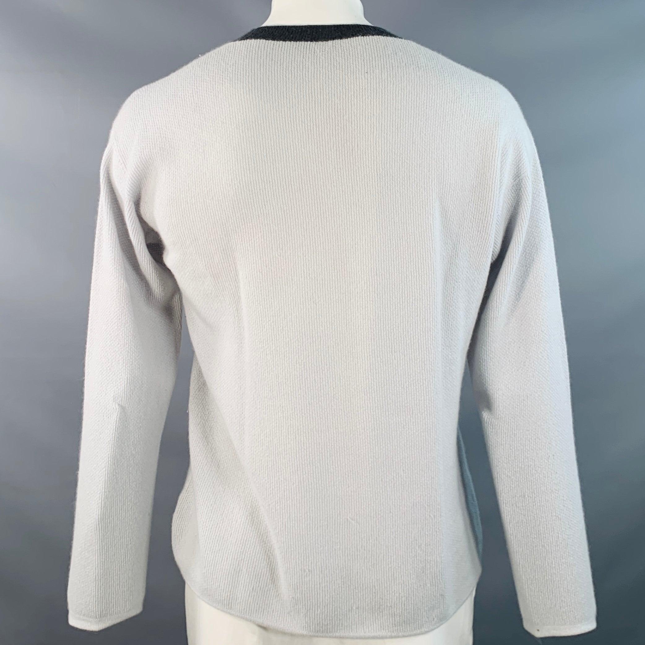 Gris Giorgio Armani Size XL Grey Contrast Trim Cashmere Silk V-Neck Sweater en vente