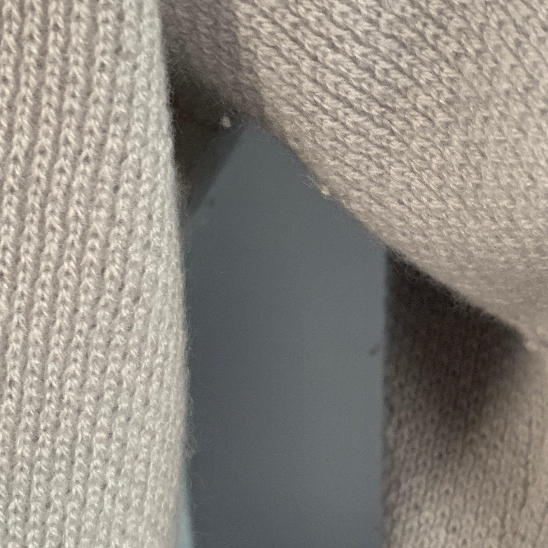 Giorgio Armani Size XL Grey Contrast Trim Cashmere Silk V-Neck Sweater en vente 2