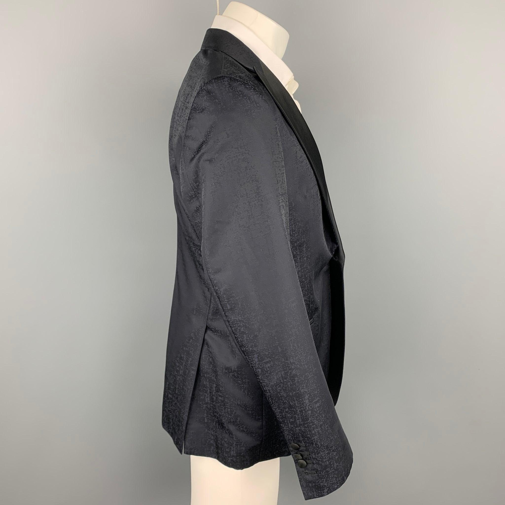 GIORGIO ARMANI Soft Size 38 Black Marbled Wool / Silk Peak Lapel Sport Coat In Good Condition For Sale In San Francisco, CA