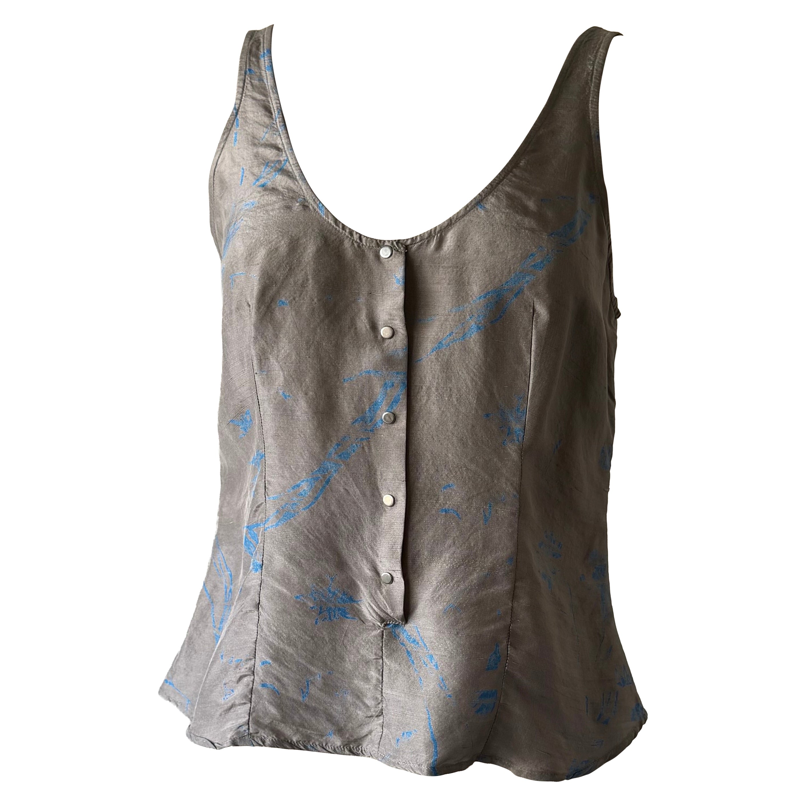 Top de seda con estampado abstracto gris de Giorgio Armani, colección Primavera-Verano en venta