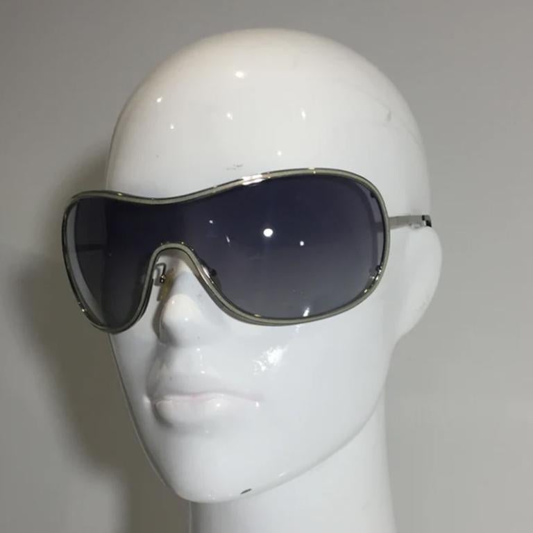Tag GIORGIO ARMANI SS2004 Sonnenbrille mit Farbverlauf in Lila und silbernem Rand

Tag GIORGIO ARMANI

Größe 11cm/ 19cm

Perfekter Zustand

Lieferung mit Originalverpackung und -deckel

Weltweiter Versand mit Tracking-Nummer