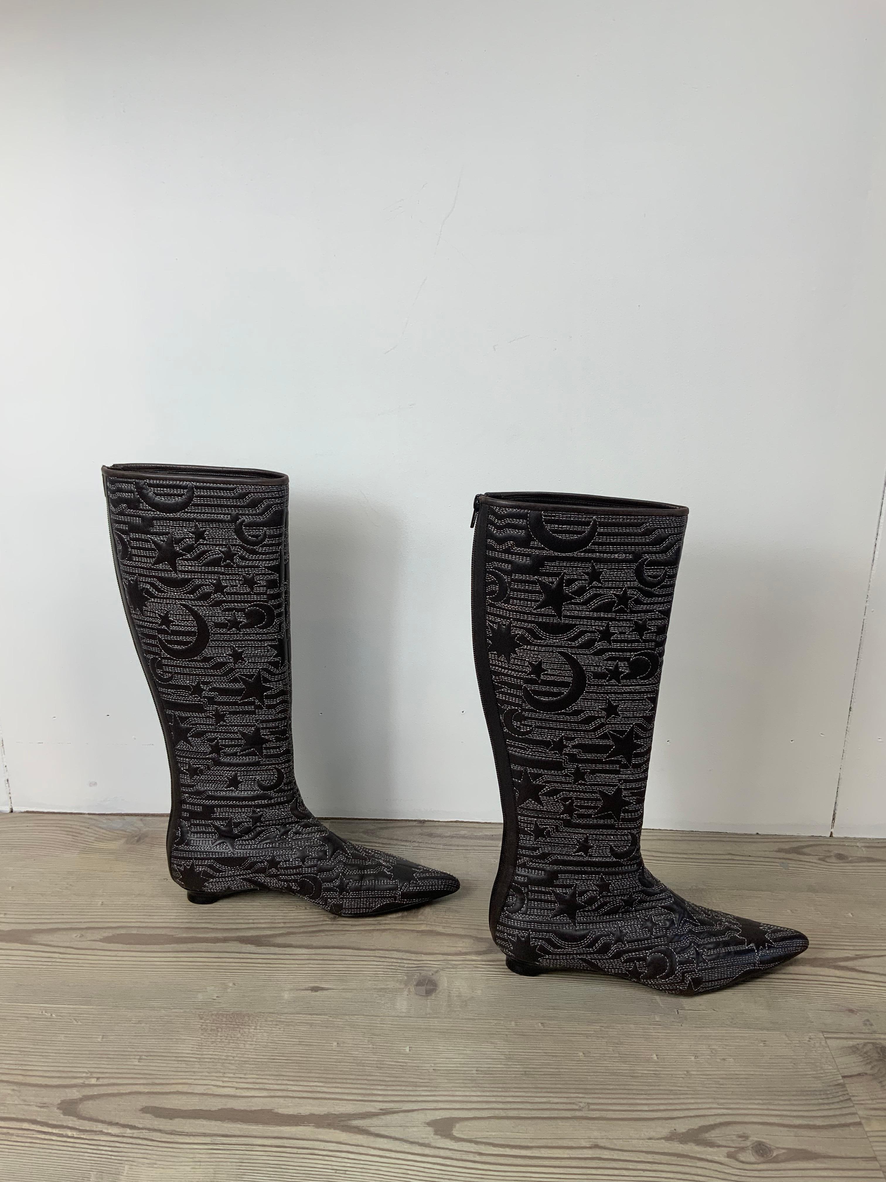 Giorgio Armani boots.
100% leather with amazing moon & stars embroidery.
Featuring zip posterior closure. The color is an in between grey and brown.
Size 39 Italian.
Measurements:
Total length 43 cm
Heels 2,5 cm
Leg circumference 43 cm
Condition: