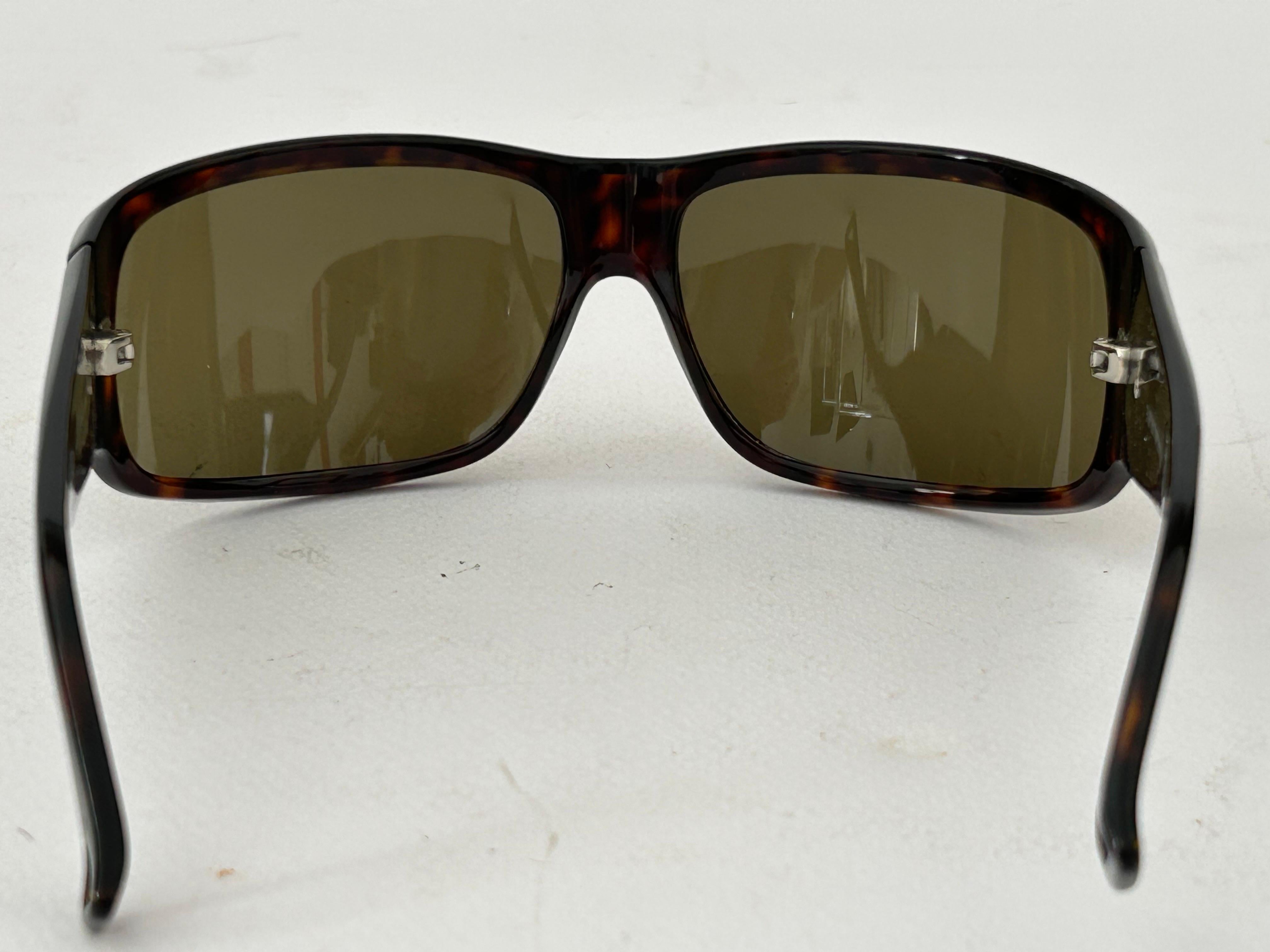 Emporio Armani vintage sunglasses from the 80s, tortoise brown, wraparound mask model, dark lens.

Code: 9332/s
Lens length: 13 cm