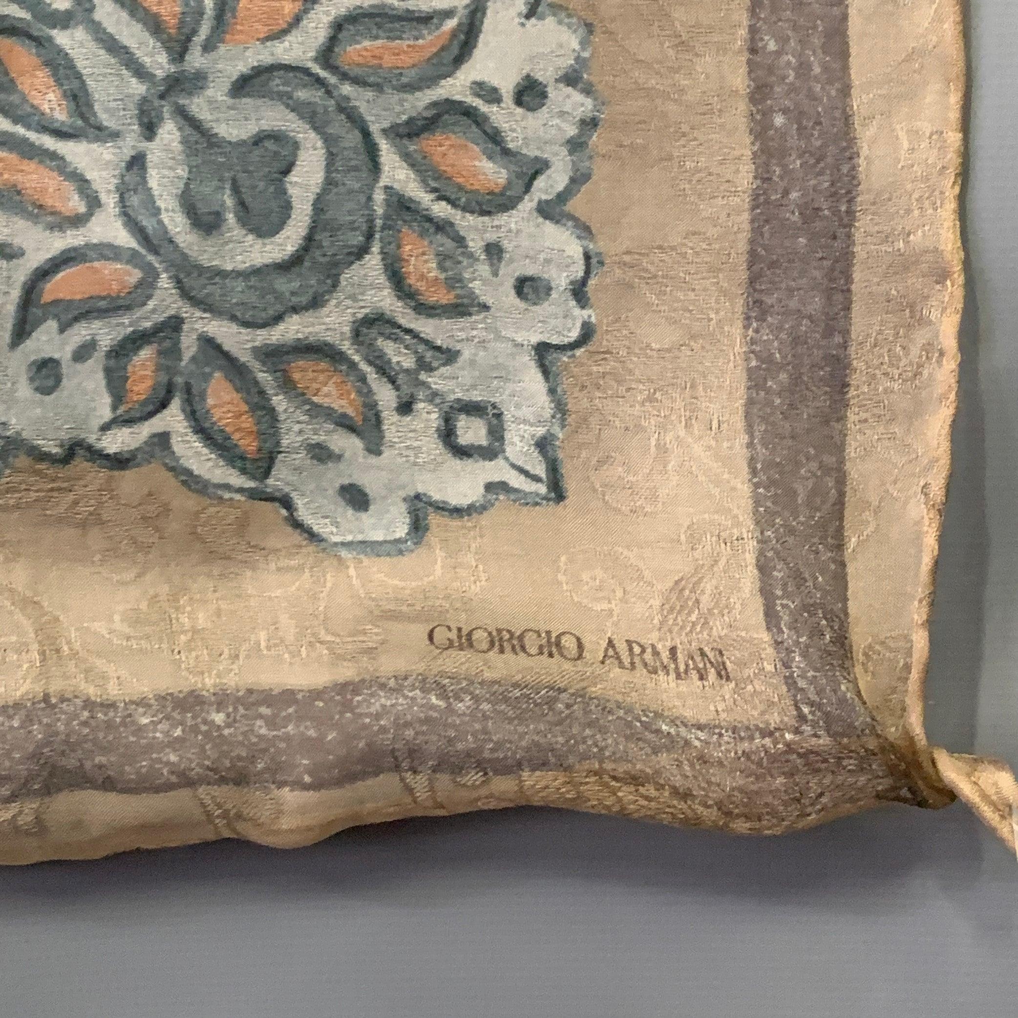 Scialle Giorgio Armani
in seta blu e marrone, con motivo floreale, bordi arrotolati a mano e cornice. Segni moderati e strappi. 

Misure: 
  54 x 52 pollici 
  
  
 
Riferimento Sui Generis: 138562
Categoria: Sciarpe e scialli
Ulteriori dettagli
   
