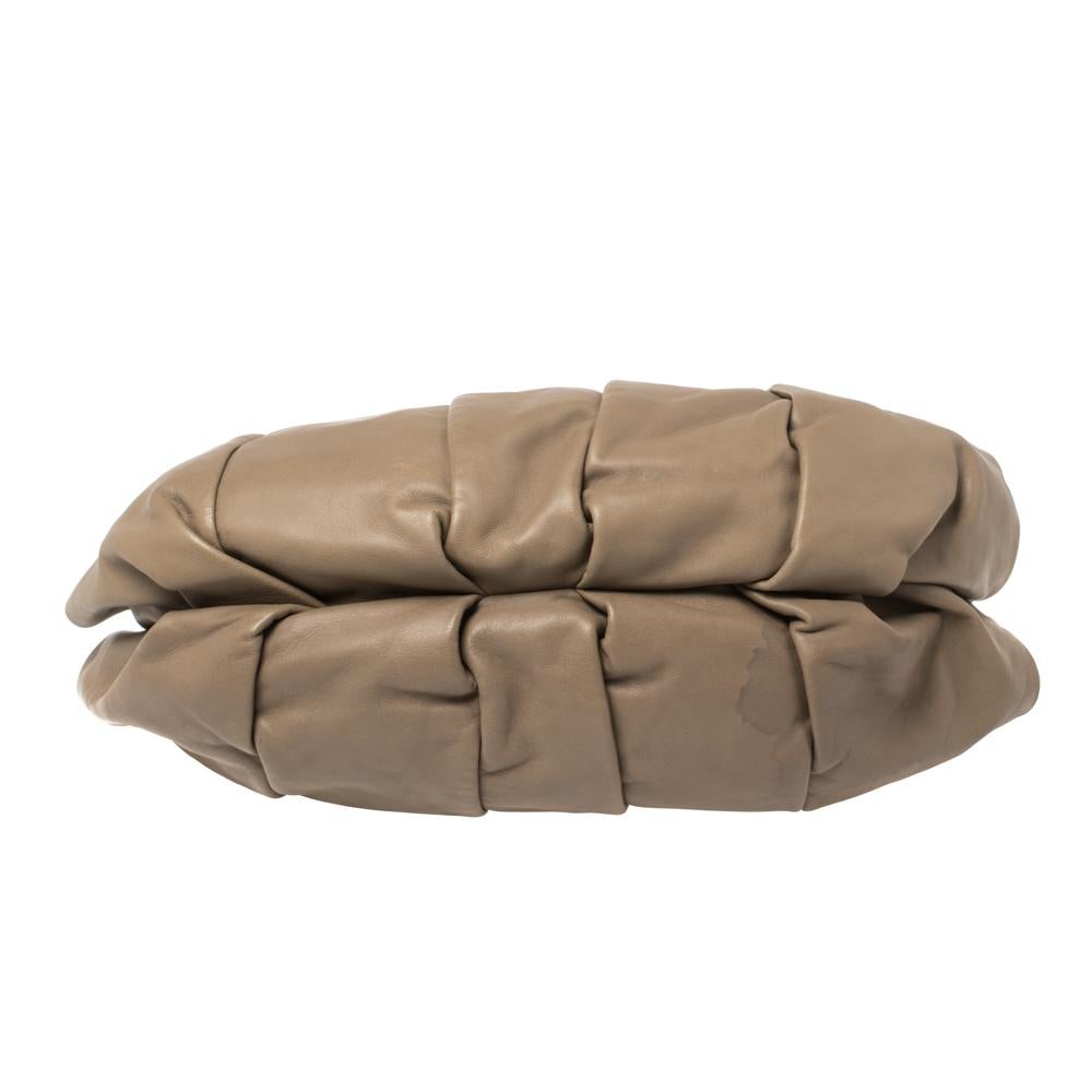 Giorgio Armani - Sac à main en cuir plissé - Taupe Pour femmes en vente