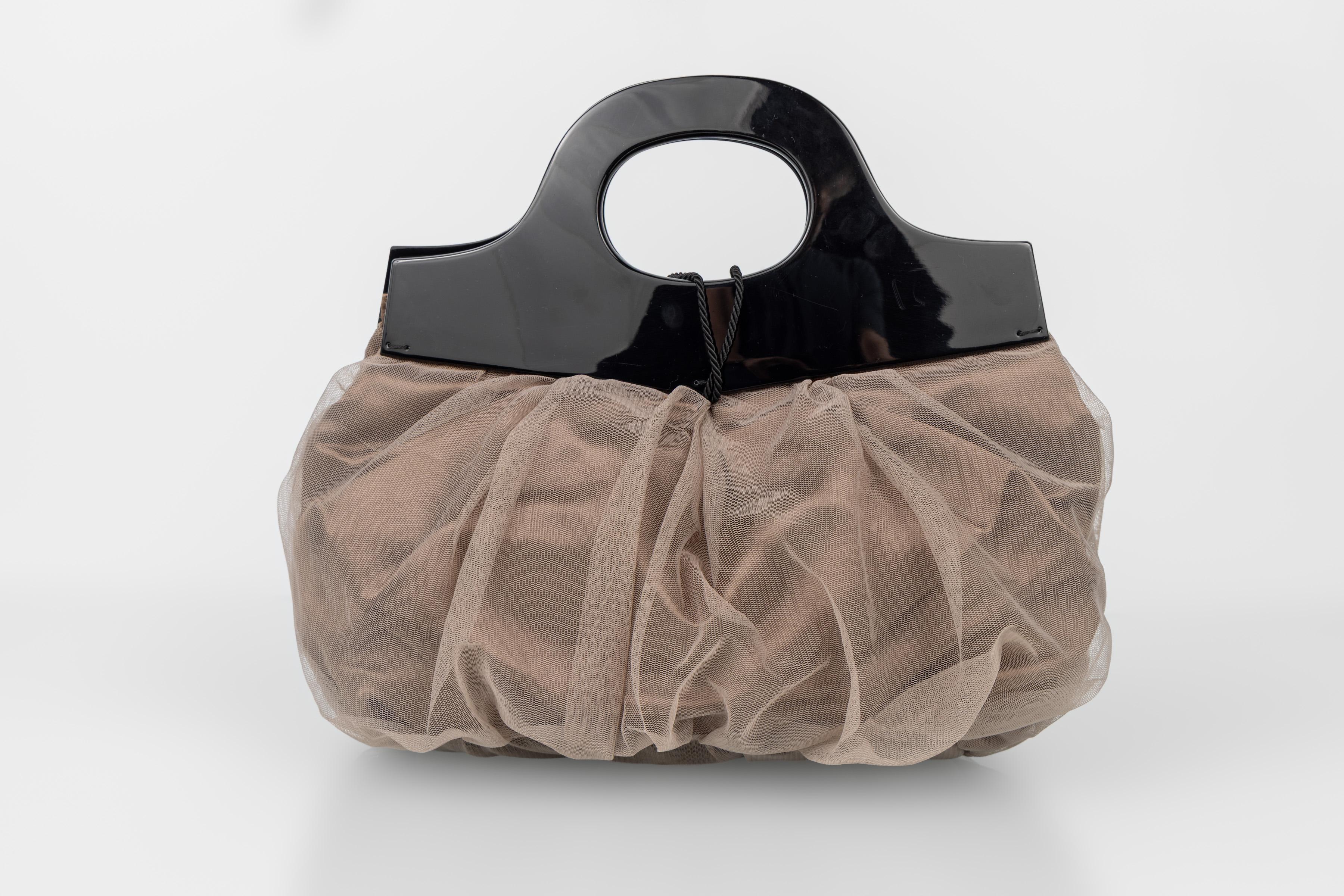 Giorgio Armani Sac de soirée en taupe Fermeture en cristal de roche et anses en lucite Excellent état - En vente à Boca Raton, FL