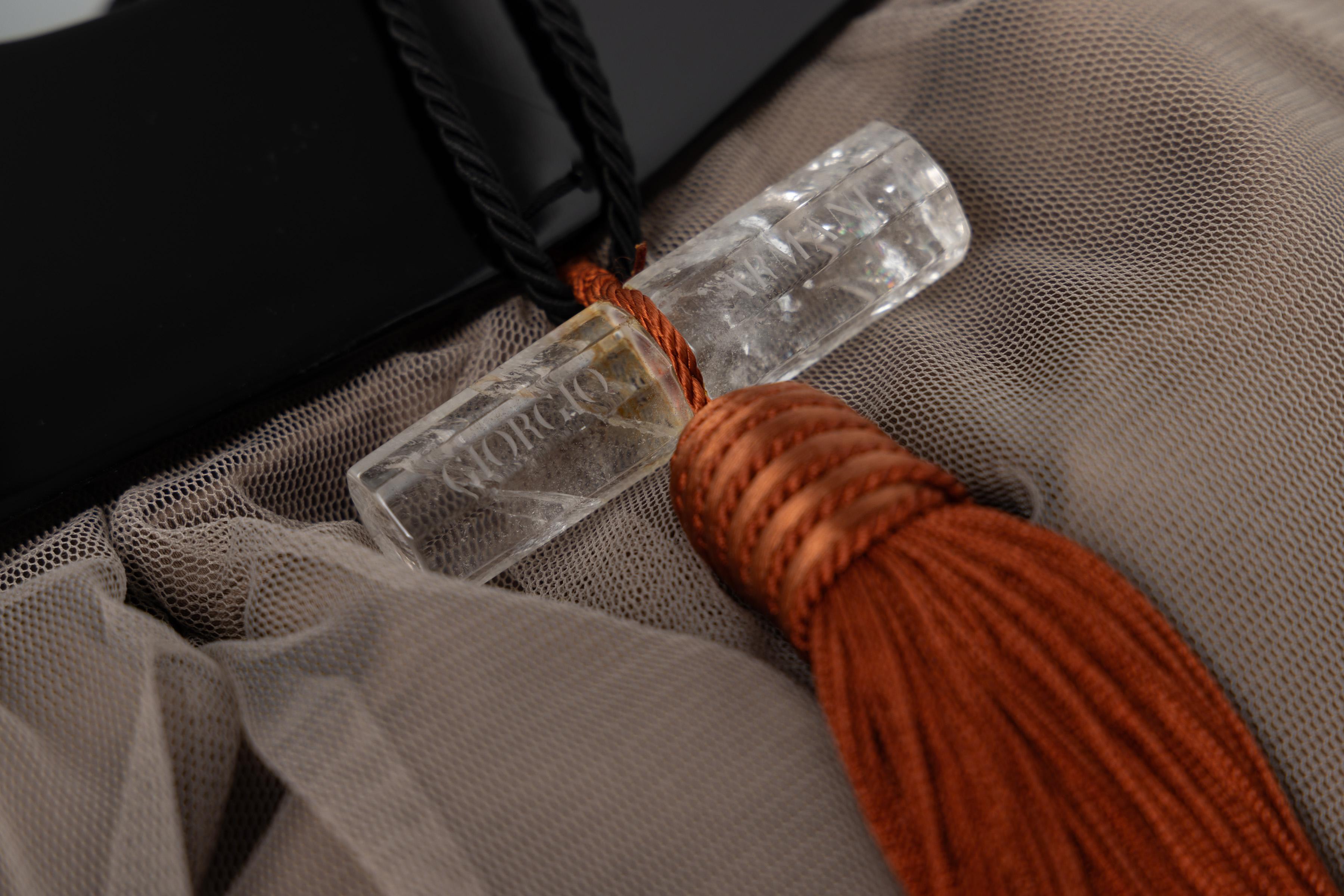 Giorgio Armani Sac de soirée en taupe Fermeture en cristal de roche et anses en lucite en vente 1