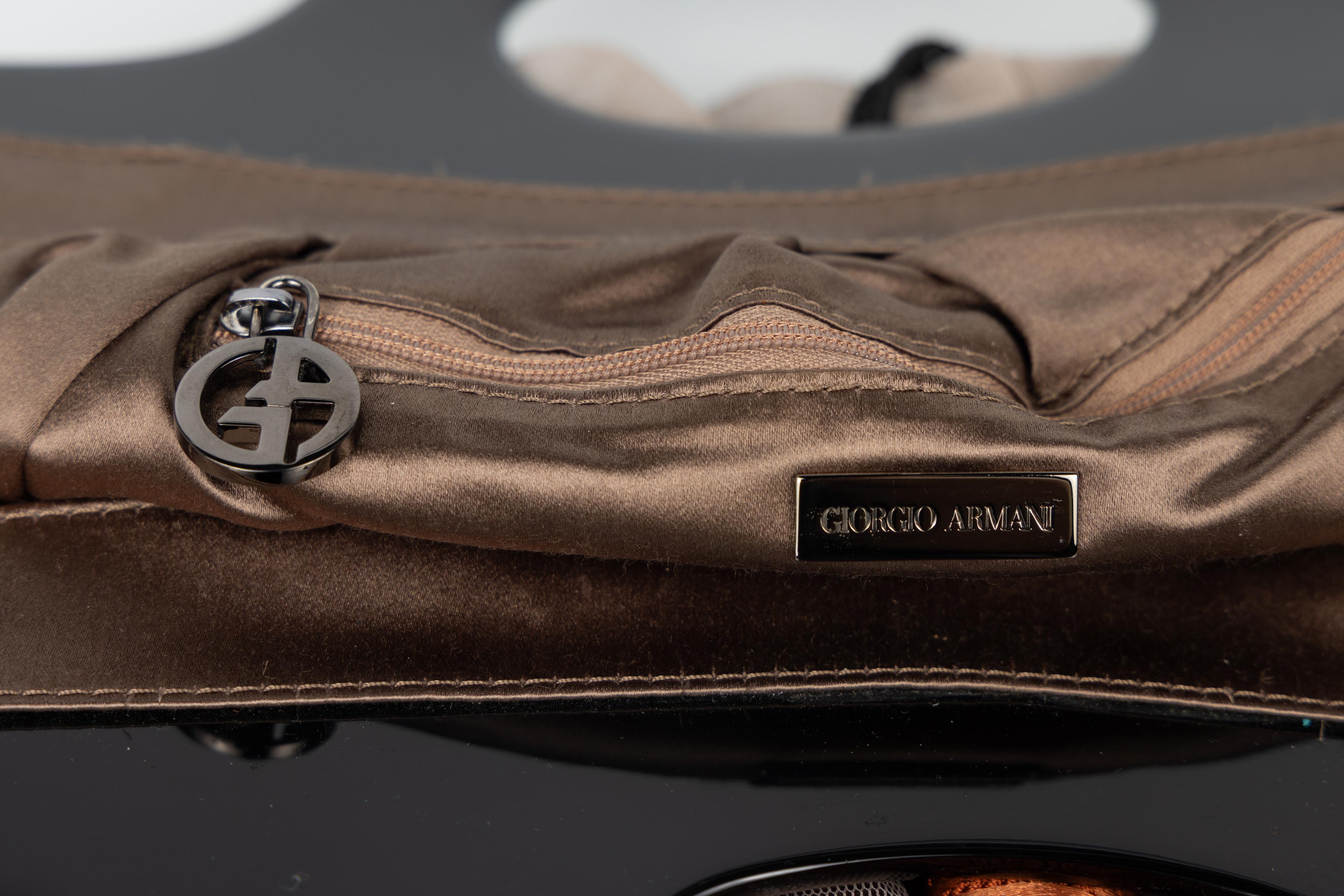 Giorgio Armani Sac de soirée en taupe Fermeture en cristal de roche et anses en lucite en vente 2