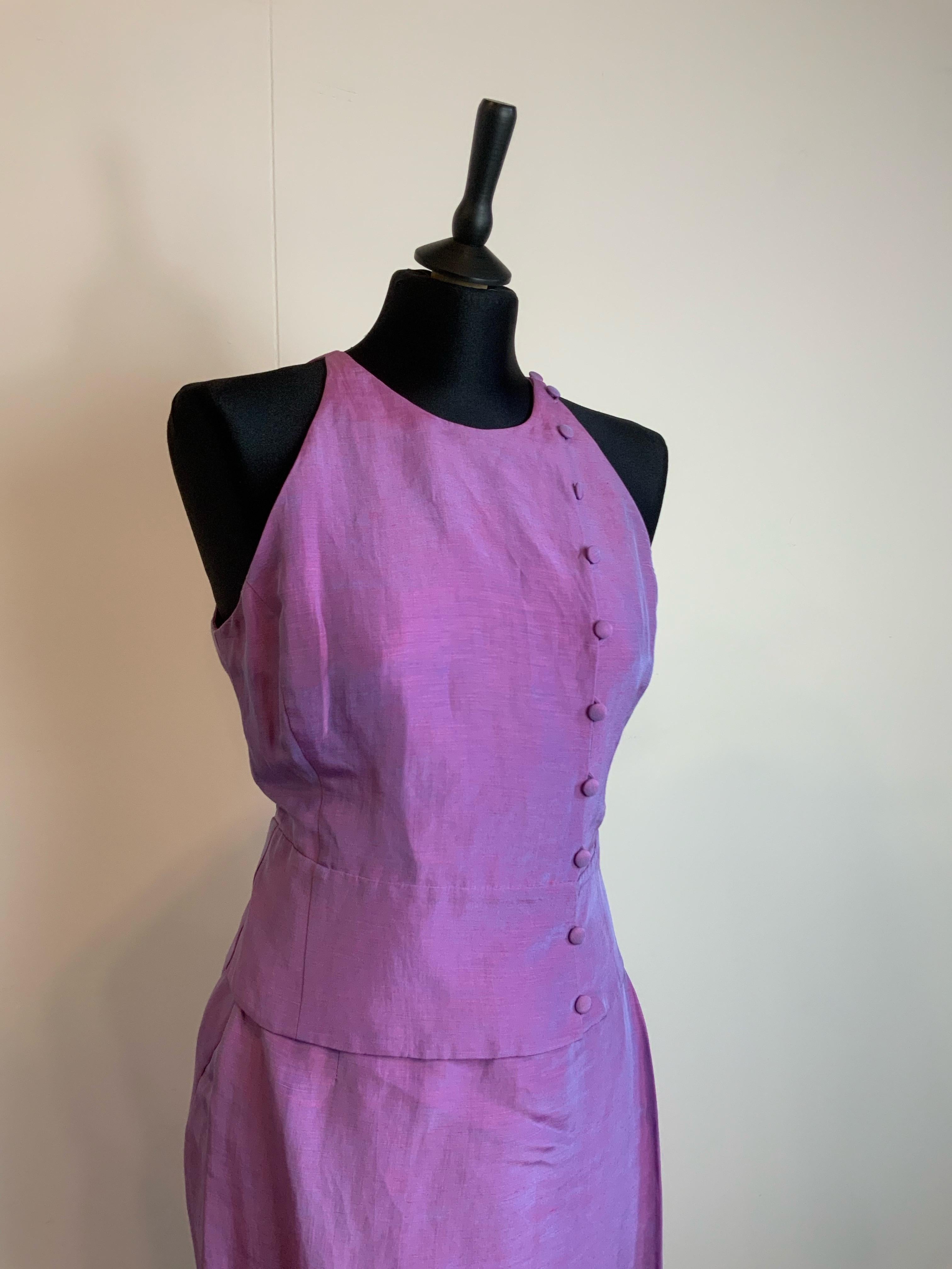 Abito Giorgio Armani.
Top + gonna.
In lino e seta. Foderato.
Taglia 44 Italiana.
Le misure superiori 
Busto 44 cm
Lunghezza 50 cm
La gonna si chiude come un involucro e misura 
Vita 35 cm
Lunghezza 99 cm
Ottime condizioni generali, presenta minimi