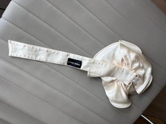 Giorgio Armani - Collier ras du cou en soie vanille avec fleurs surdimensionnées