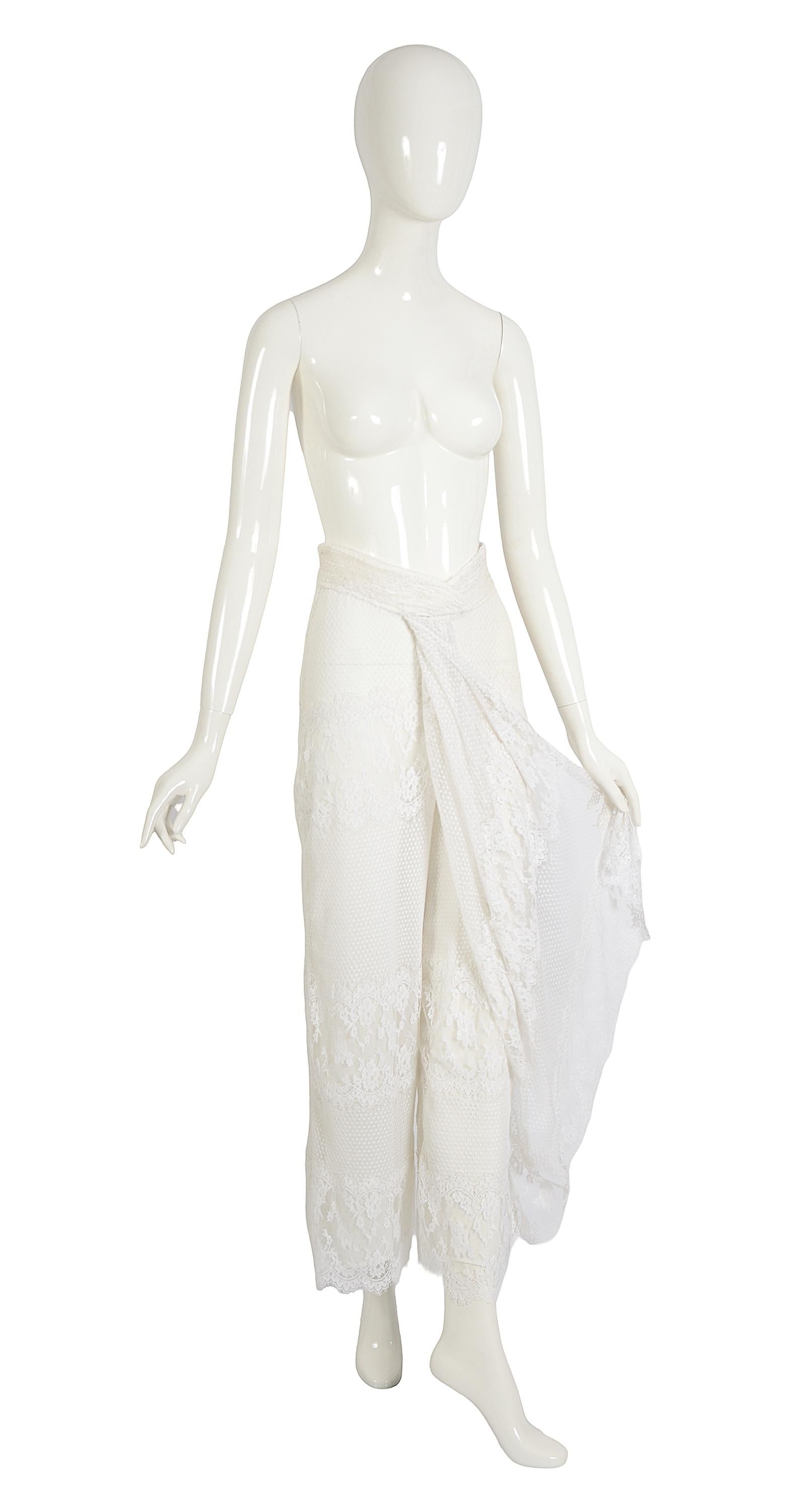 Giorgio Armani Vintage 1980s Gathered White Cotton Lace Draped Skirt Pants In Excellent Condition For Sale In Antwerpen, Vlaams Gewest