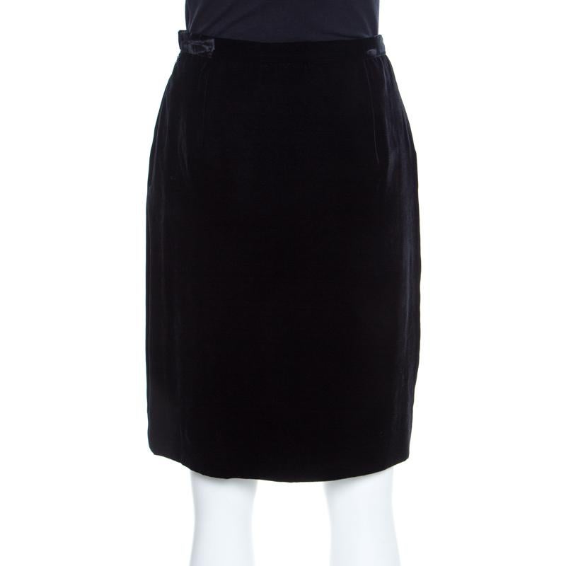A touch of elegance with rich style and sophistication is what this skirt represents. This Giorgio Armani creation is tailored with velvet in the shade of black. Suitable for any event, the pencil skirt is complete with zip closure.

Includes: The