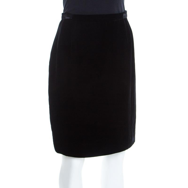 Giorgio Armani Vintage Black Velvet Pencil Skirt M In Good Condition In Dubai, Al Qouz 2