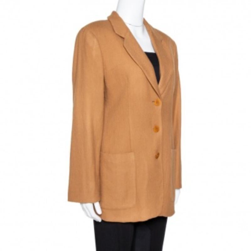 Nothing gives you a better style than a well-tailored blazer. This creation by Giorgio Armani is cut from brown wool with herringbone pattern all over. The blazer features clean lines, front button fastenings and pockets.