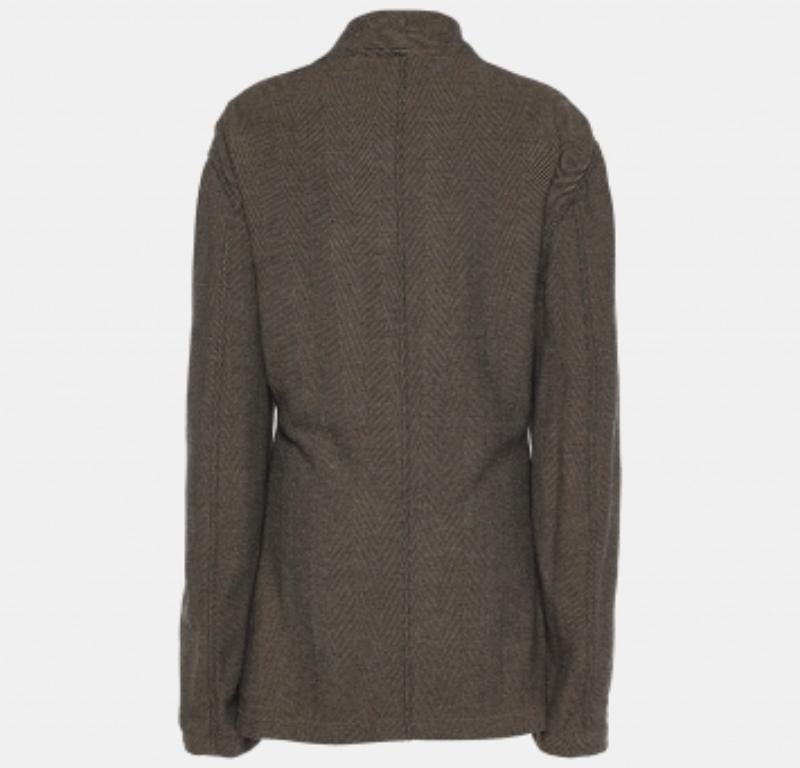 ¡Este cárdigan marrón de Giorgio Armani es precioso! Tiene mangas largas, botones delanteros y un corte favorecedor. Puedes llevarlo con vaqueros y tacones altos.