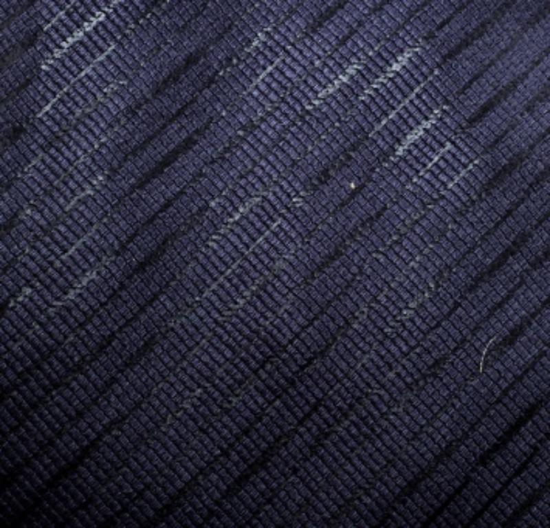 Diese Krawatte von Giorgio Armani ist aus hochwertiger Seide gefertigt und mit diagonalen Streifen überzogen. Das Stück ist mit dem berühmten Label der Marke und einer Halteschlaufe auf der Rückseite ausgestattet. Kombinieren Sie ihn mit weißen