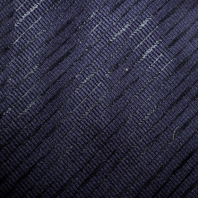Coupée dans une soie de qualité, cette cravate Giorgio Armani présente des rayures diagonales sur toute sa surface. La pièce est complétée par le célèbre Label de la marque et une boucle de maintien au dos. Soyez élégant en l'associant à des