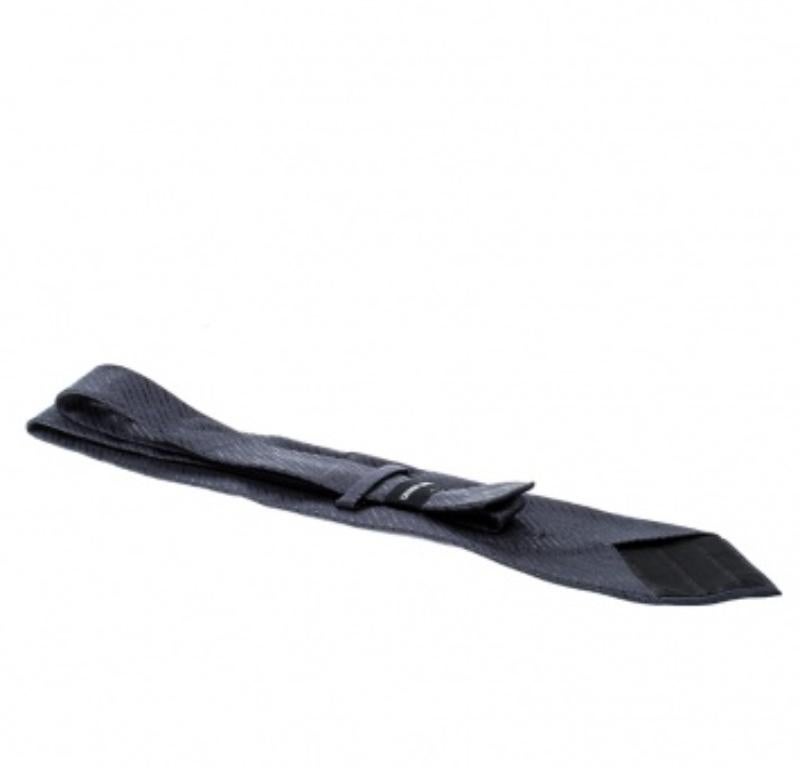 Giorgio Armani Vintage Graue Diagonal gestreifte traditionelle Seidenkrawatte in Grau (Schwarz) im Angebot