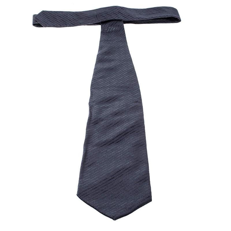 Giorgio Armani Vintage Grey Diagonal Striped Silk Traditional Tie In Good Condition For Sale In Dubai, Al Qouz 2