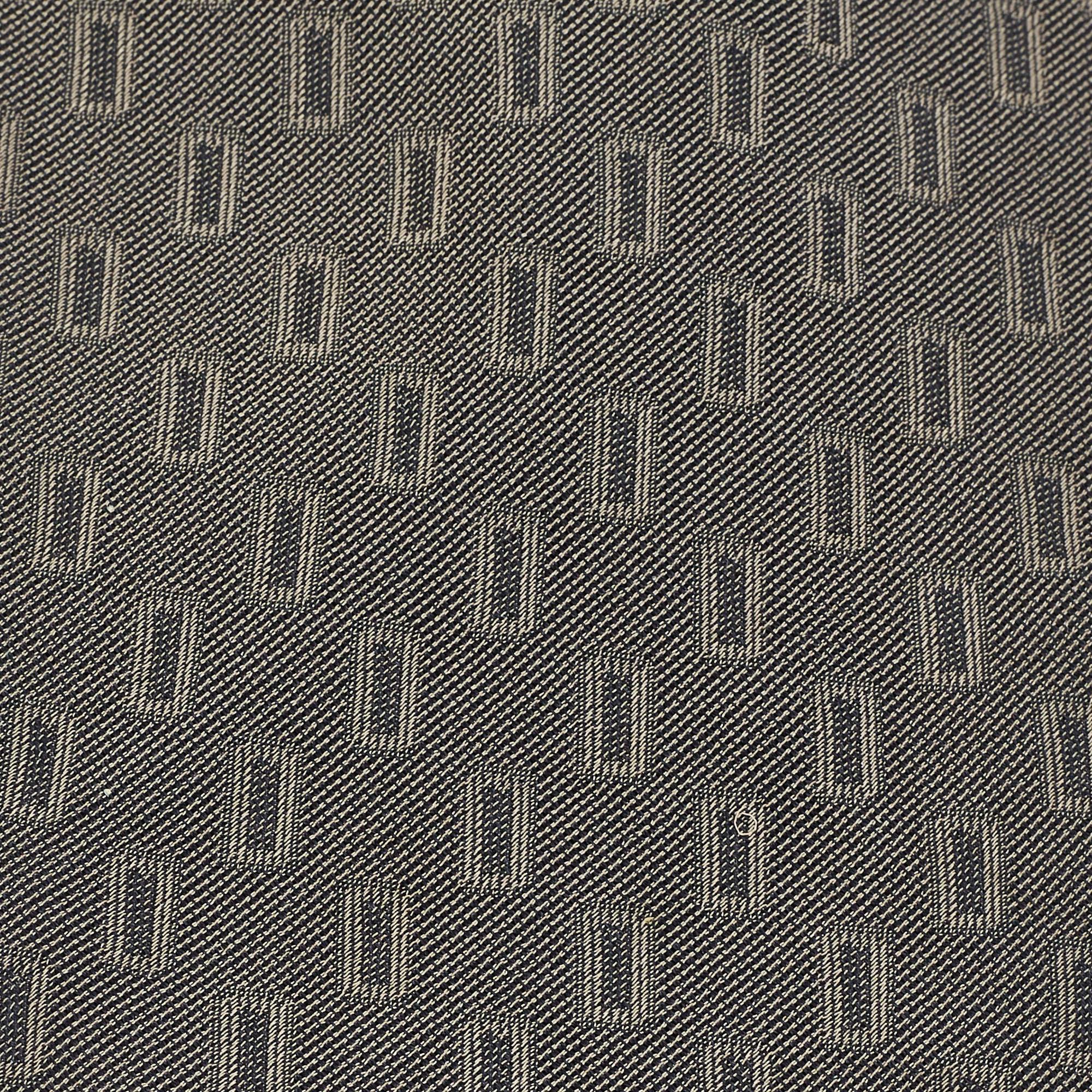 Cette cravate est un accessoire formel parfait qui présente un attrait pointu et moderne. Fabriqué à partir de matériaux luxueux  il présente des motifs complexes  et le Label de la marque est soigneusement cousu à l'arrière. Il ne manquera pas