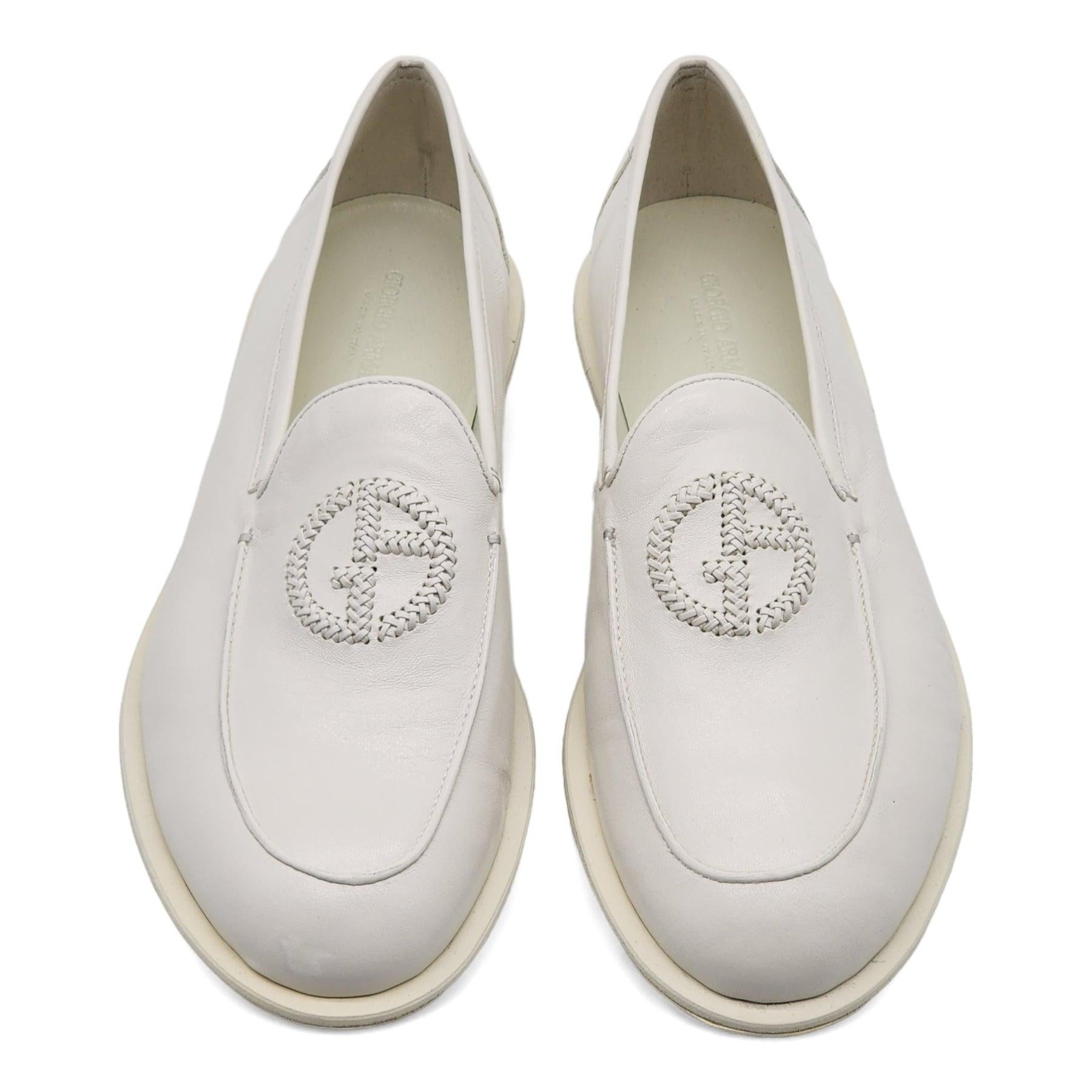 Giorgio Armani Vintage Nappa Leather Loafers with Logo in White Size 9.

Composition 100% Sheepskin, Nappa leather loafers, Upper with embroidered GA logo, Leather insole, One-piece rubber bottom.

Additional information:
Material: Leather
Style: