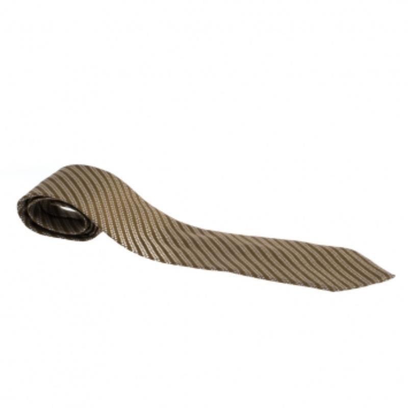 This olive green tie from Giorgio Armani is what every man needs to have. Made of 100% silk it has a brand label keeper loop at the back. The 10 cm tie is sure to add charm to your suit and is perfect for all formal events.