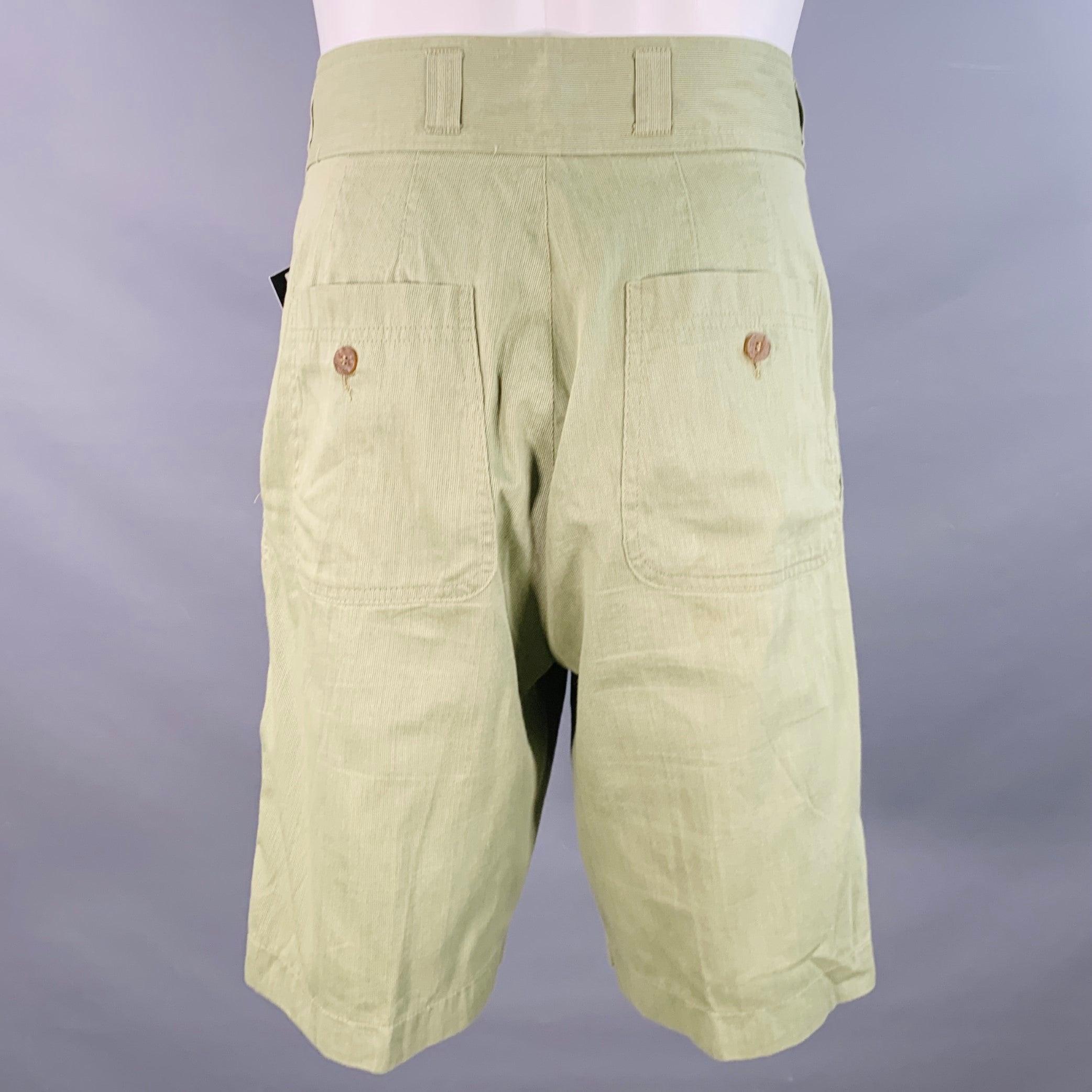Vintage GIORGIO ARMANI shorts
in a sage green cotton woven fabric featuring a pleated style, and zip fly closure. Made in Italy.Excellent Pre-Owned Condition. 

Marked:   30 

Measurements: 
  Waist: 30 inches Rise: 11.25 inches Inseam: 9.5 inches 
