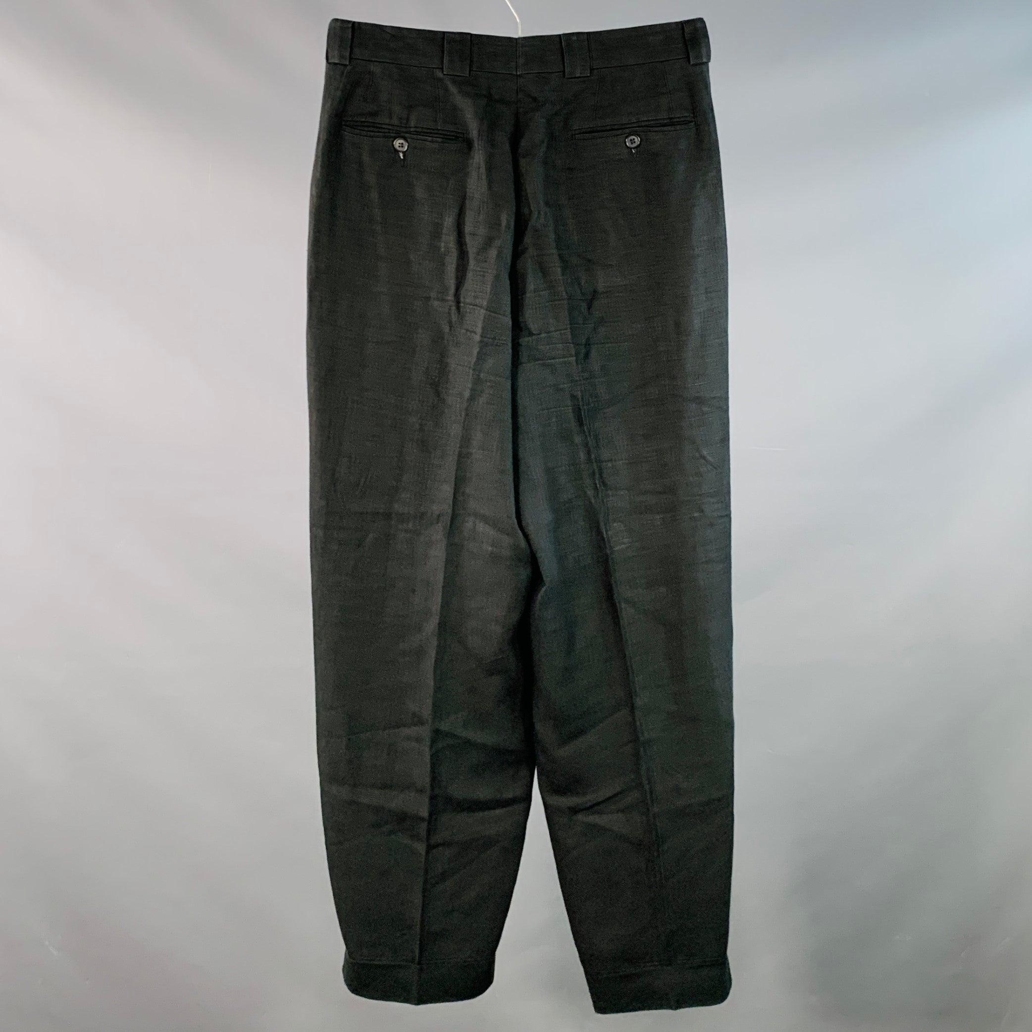 Pantaloni vintage di Giorgio Armani
in tessuto di lino nero, stile plissettato, gamba affusolata e chiusura con zip. Nota: questo capo è stato modificato professionalmente e le cuciture sono leggermente irregolari. Si prega di controllare due volte