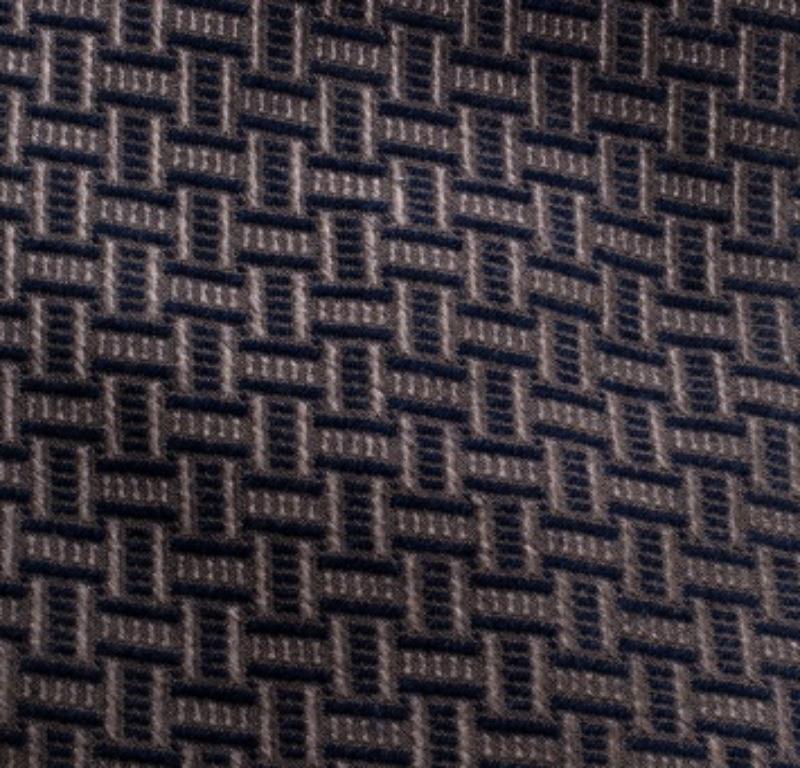 Il n'y a rien de tel que des accessoires pour montrer votre amour de la mode. Confectionnée en soie et laine de qualité, cette cravate Giorgio Armani présente un motif texturé en jacquard et l'étiquette, ainsi qu'une boucle de maintien au dos. Cette