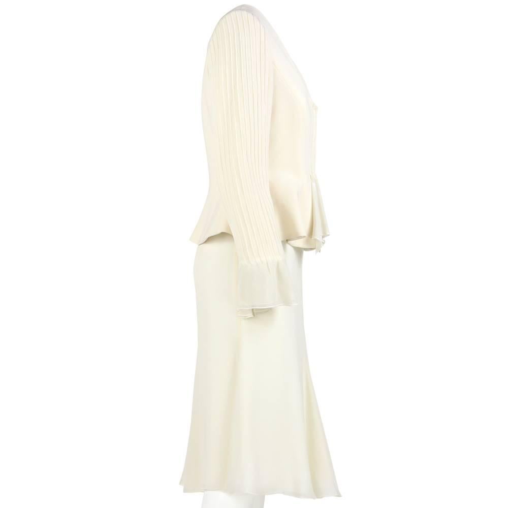 Delicate Armani wedding suit, in white ivory silk. Both the jacket and the flared skirt are lightly ruffled. The item is vintage, it was produced in the 2000s and is in very good conditions.
Jacket
Height: 56 cm
Shoulders: 38 cm
Sleeve: 63 cm
Bust: