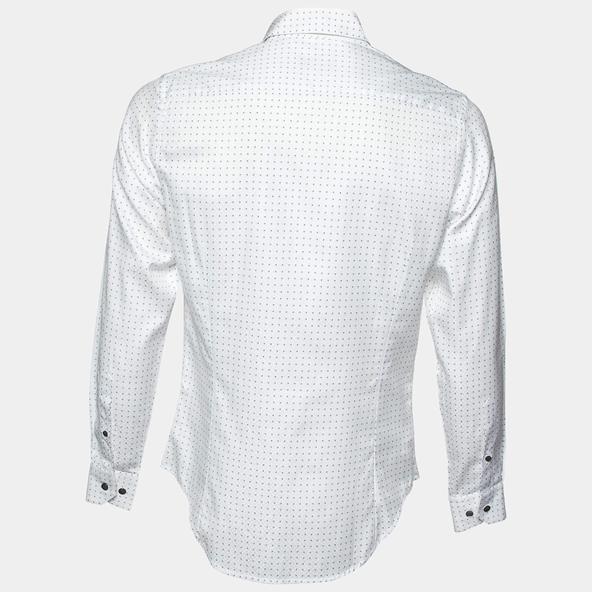 Le camicie sono una parte indispensabile del guardaroba.  Per questo motivo, questo marchio ti offre una creazione versatile ed elegante. È stato realizzato con materiali di qualità in una tonalità versatile. La camicia è caratterizzata da elementi