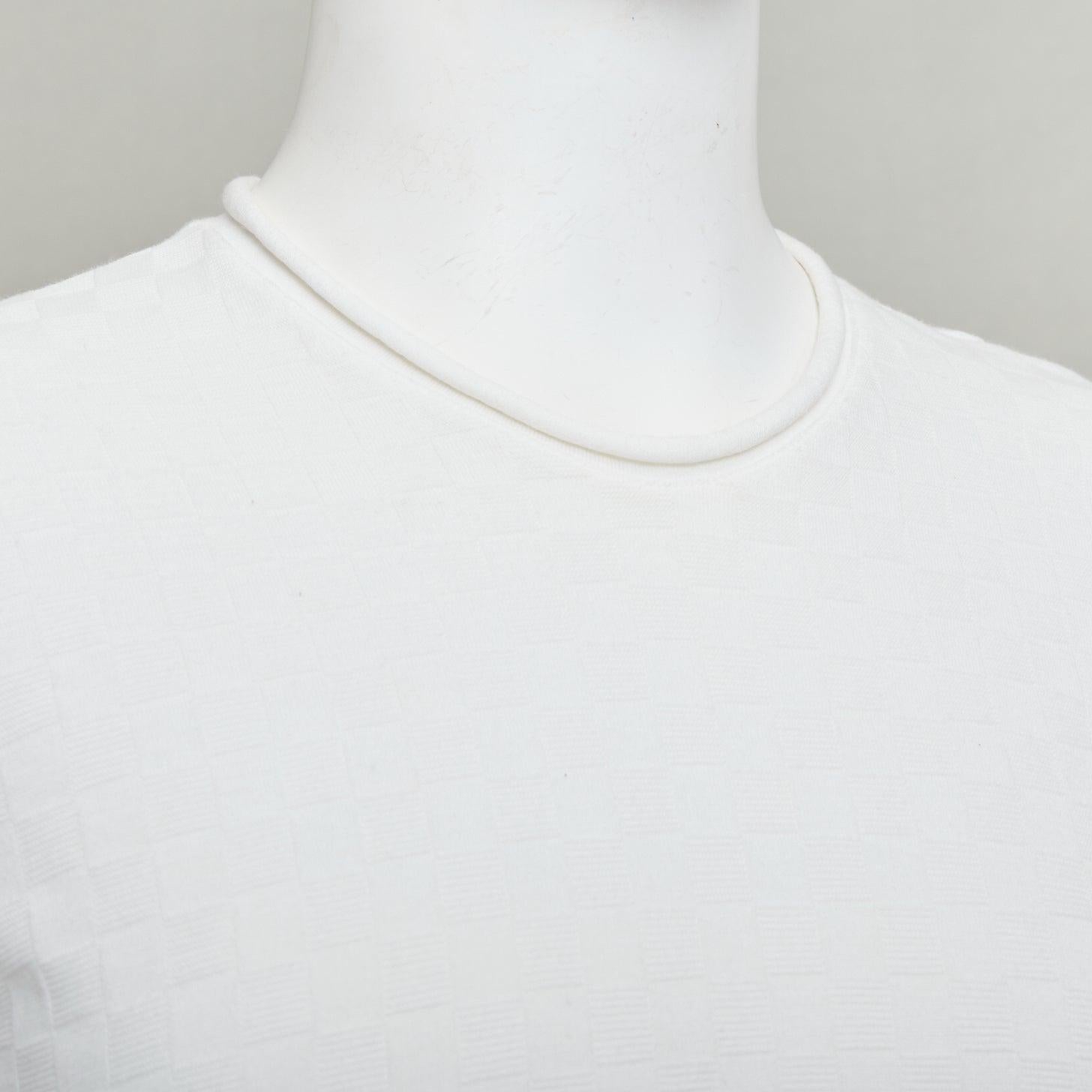GIORGIO ARMANI jersey de punto a cuadros blanco con dobladillo enrollado IT52 XL
Referencia: PRWU/A00197
Marca: Giorgio Armani
Material: Tejido
Color: Blanco
Patrón: A cuadros
Cierre: Pullover
Fabricado en: Italia

CONDICIÓN:
Estado: Excelente, este