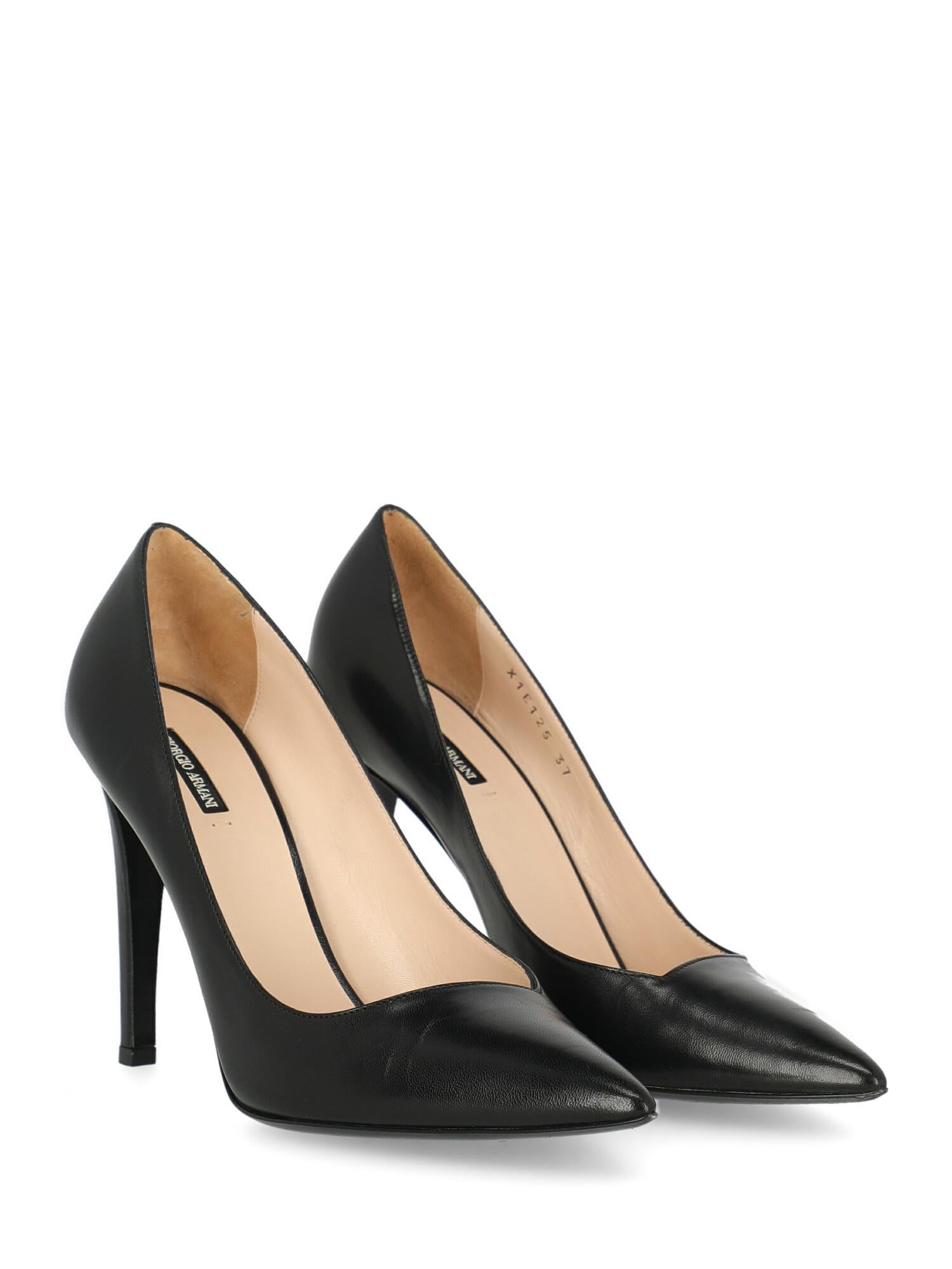 Woman, leather, solid color, internal logo, pointed toe, branded insole, tapered heel, high heel.

Includes:
- Dust bag
- Box
- Heel tip replacement

Product Condition: Excellent
Sole: negligible marks. Upper: negligible wrinkle.

Measurements:
Heel