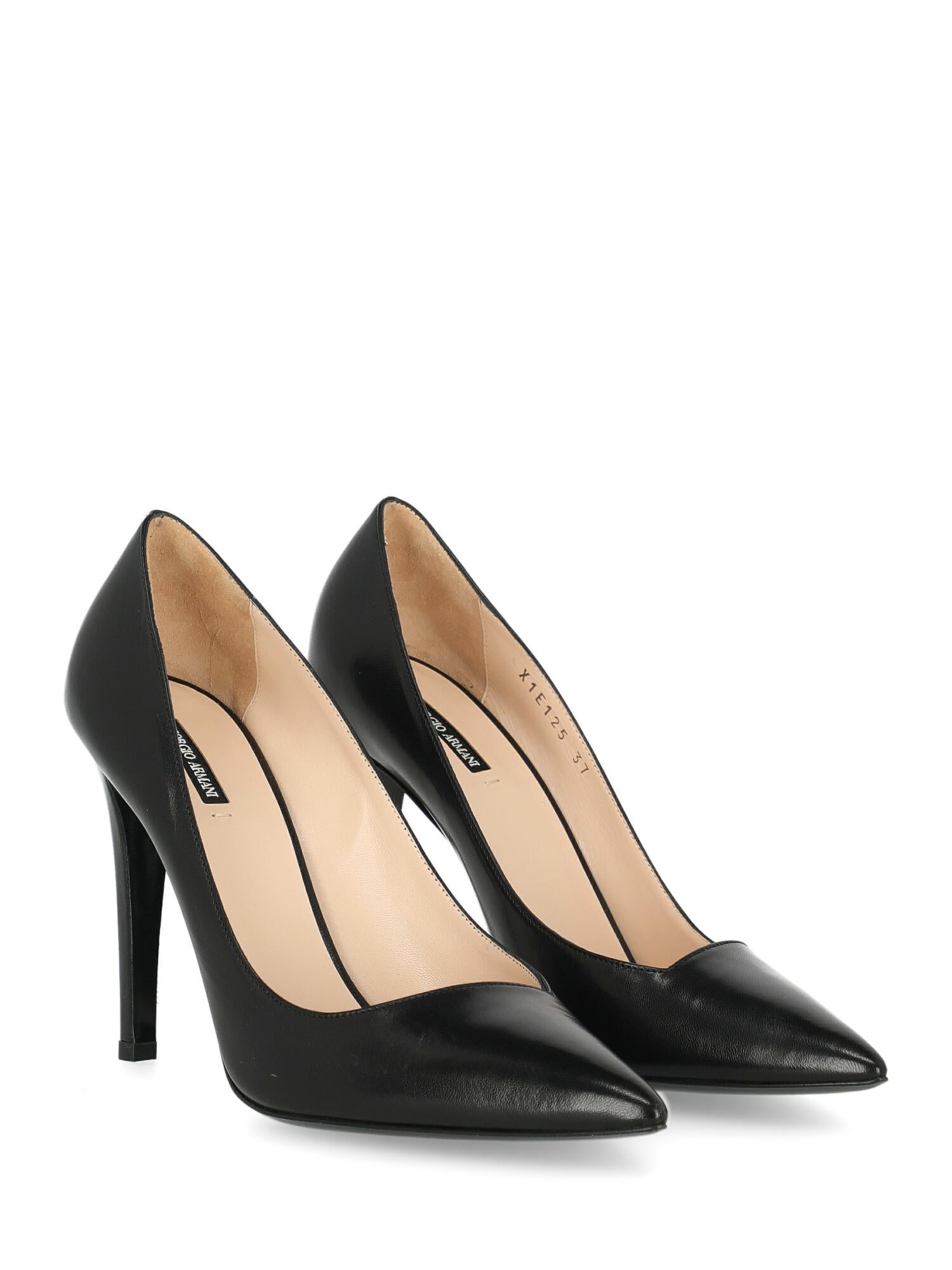 Woman, leather, solid color, internal logo, pointed toe, branded insole, tapered heel, high heel.

Includes:
- Dust bag
- Box
- Heel tip replacement

Product Condition: Excellent
Sole: negligible marks.

Measurements:
Heel height: 11