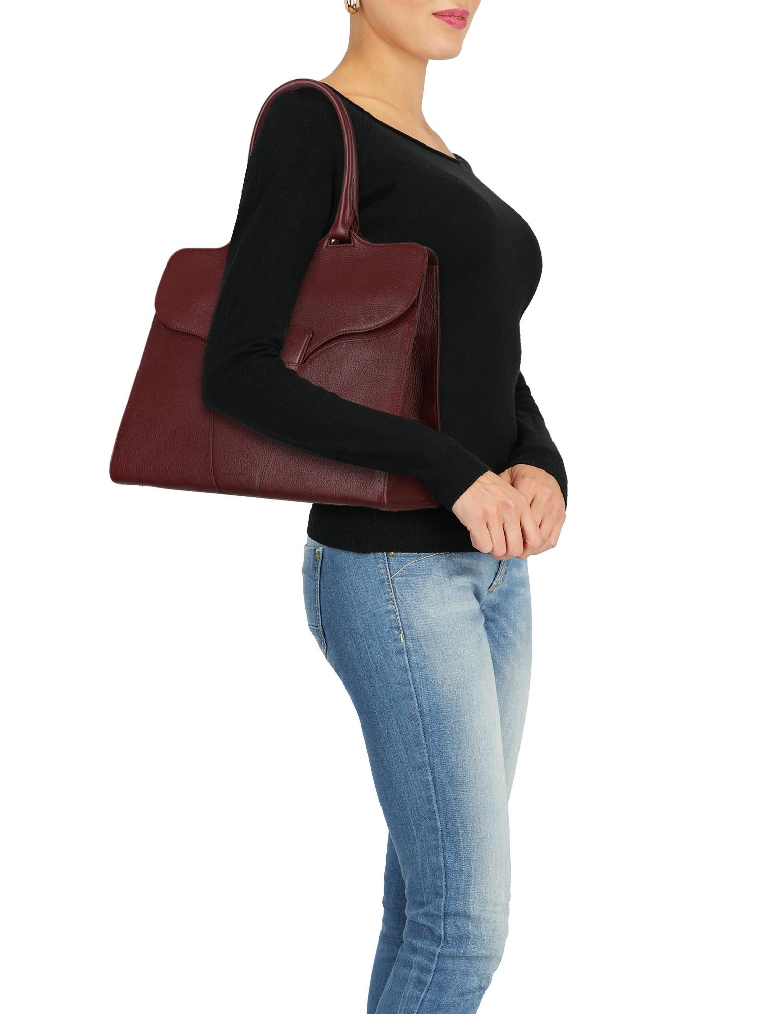 Product Description: Tote bag, leather, solid color, front logo, magnetic closure, external pocket, internal pockets

Includes:
Dust bag

Product Condition: Very Good
Lining: negligible residues, visible stains. Hardware: negligible scratches.