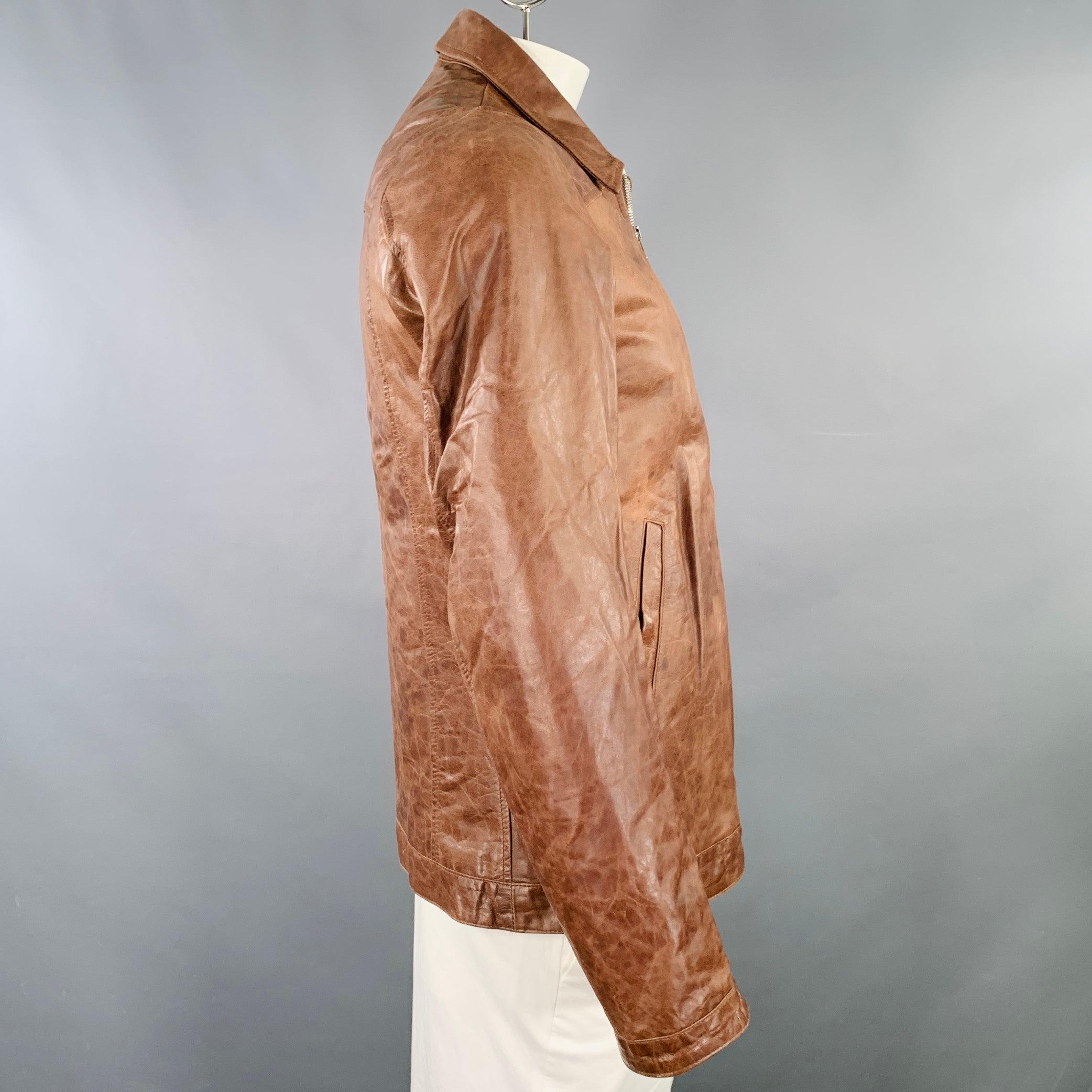 GIORGIO BRATO worker jacket
in a luxurious brown vegetable tanned leather featuring a point collar, two slip pockets, and zip up closure. Made in Italy.Excellent Pre-Owned Condition. Distress is an intentional part of design. 

Marked:   IT 52