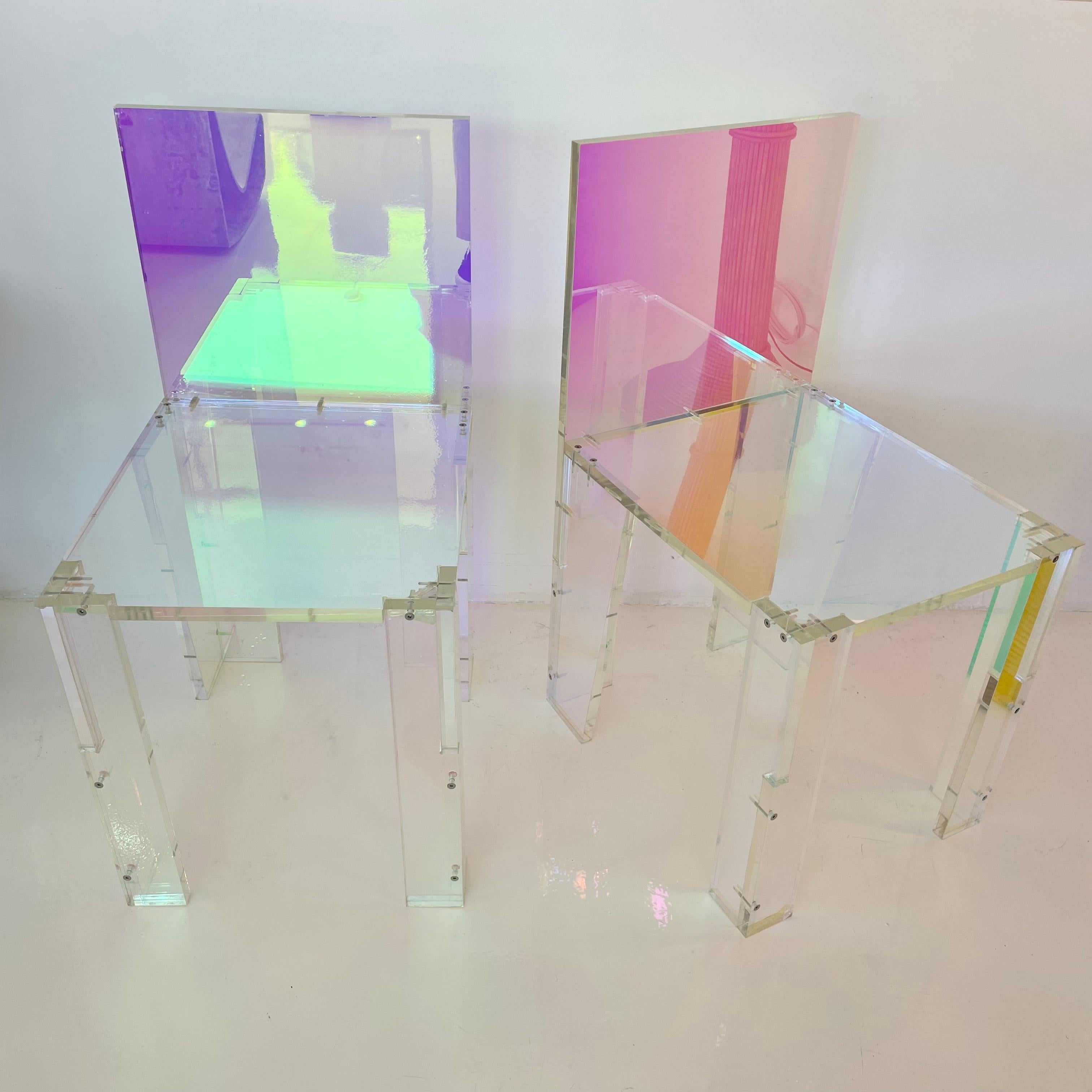 Paire de chaises sculpturales en acrylique réalisées par Diogo et Juliette Felippelli. Ils ont fondé Joogii en 2015 pour créer des objets et des œuvres d'art qui cultivent un environnement vibrant, avec l'intention d'apporter une histoire, une
