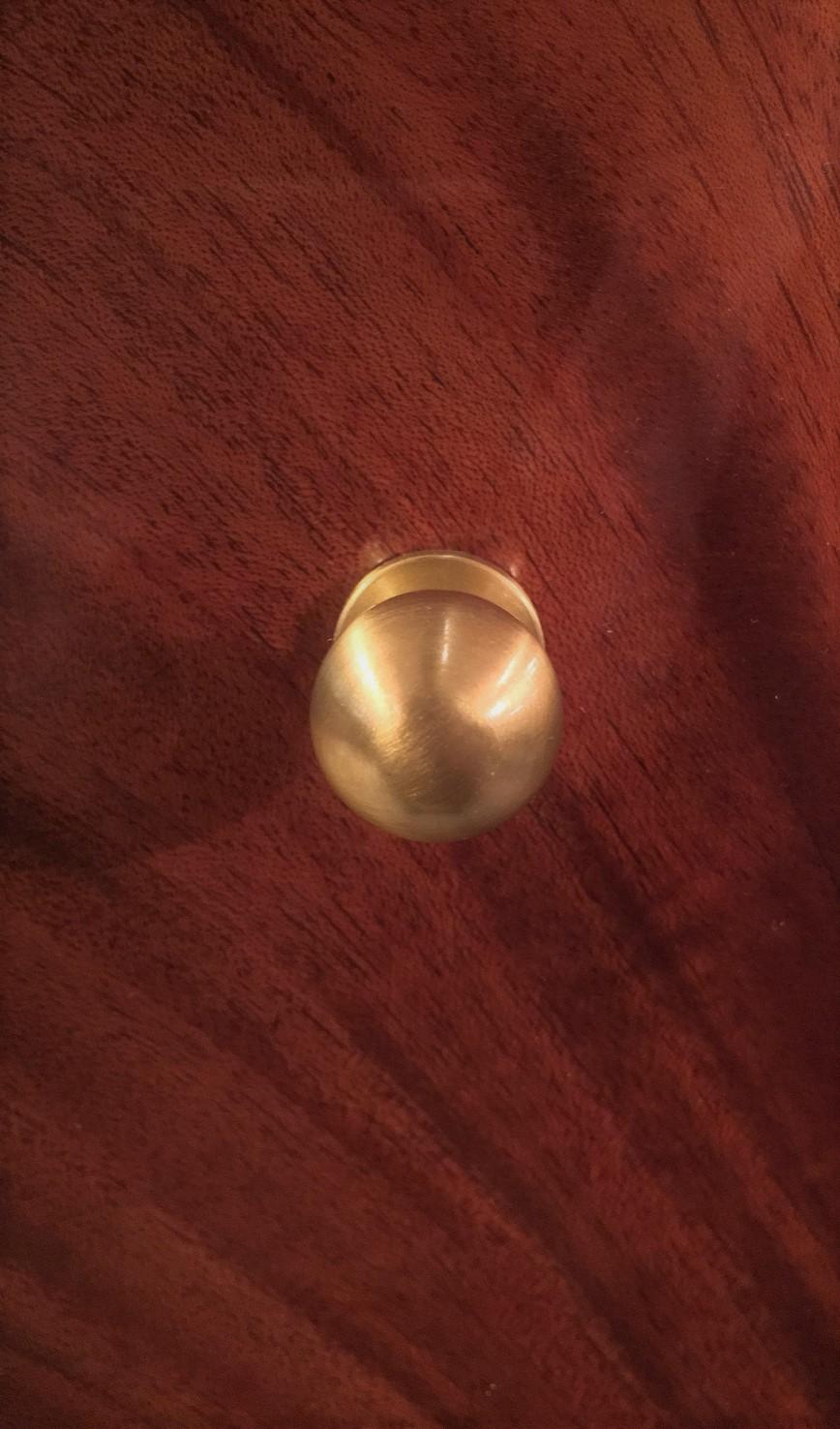 Italiano Giorgio USA Collection Comò in mogano crotch Finitura lucida Accenti in ottone in vendita