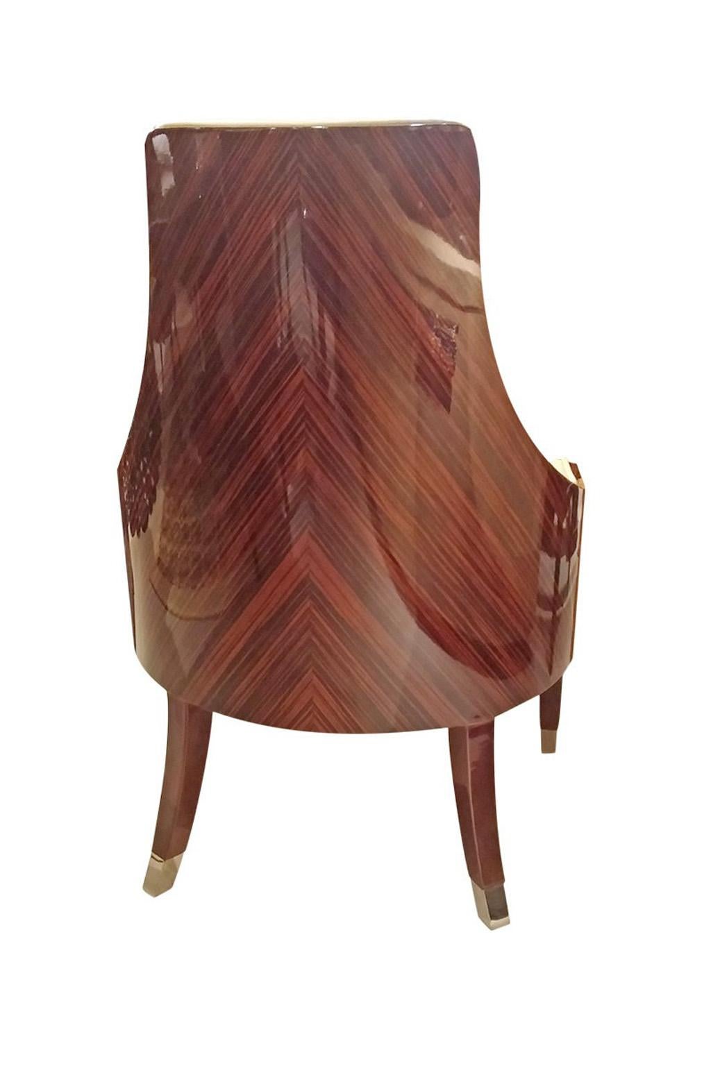 Ovaler Beistellstuhl in Ebenholz mit hochglänzendem Polyesterbezug
in hochwertigem Leder.
Füße aus Chromstahl.

28