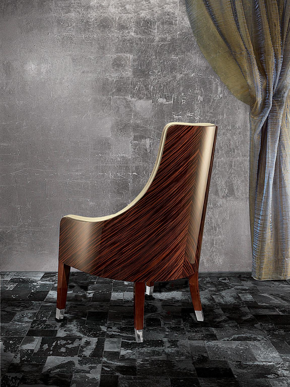 Giorgio Collection: Beistellstuhl aus Makassar-Ebenholz mit gebogenem Rücken aus beigem Leder (Handgefertigt) im Angebot