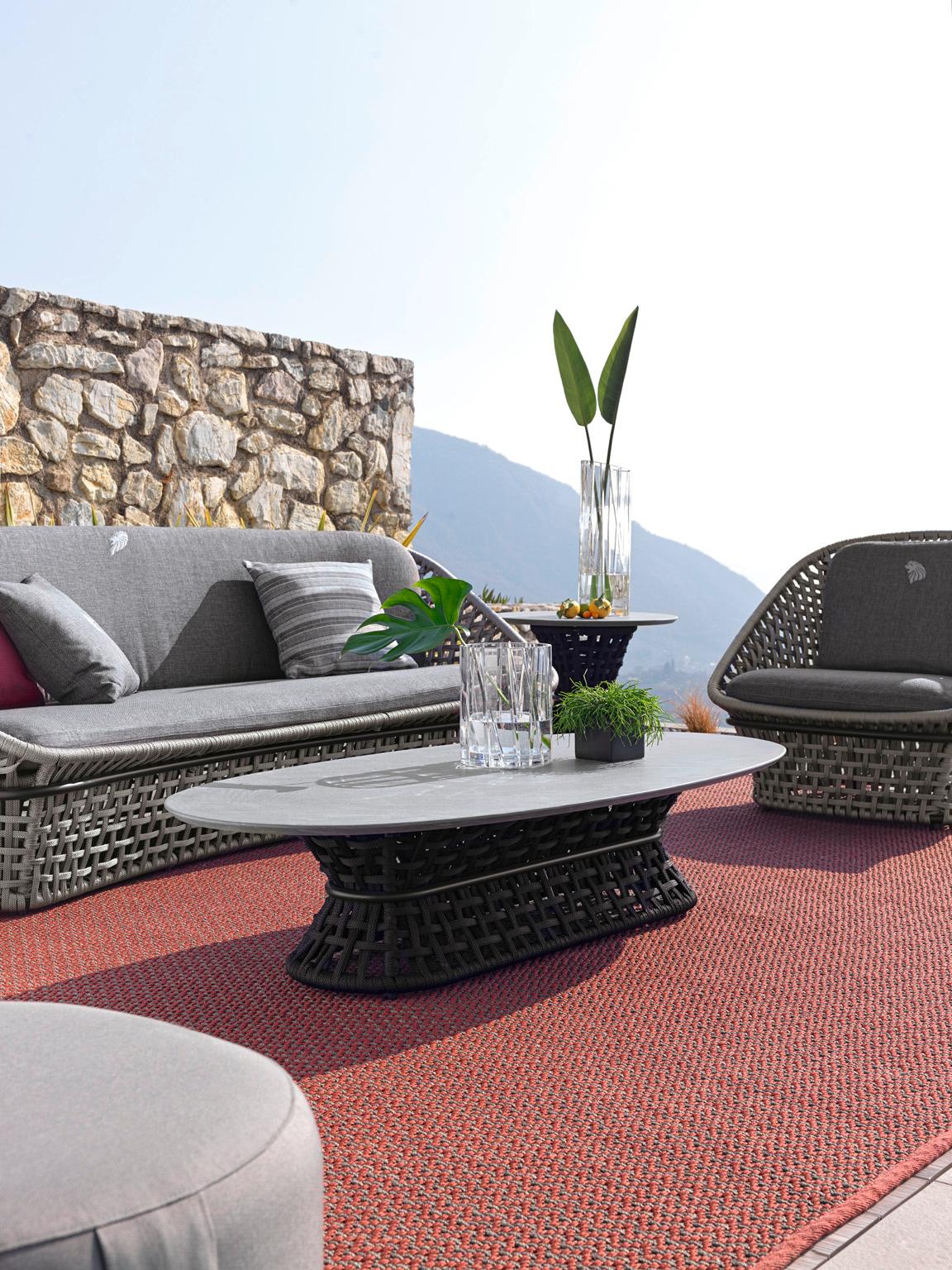 Giorgio Collection Dune Outdoor Collection
Outdoor oval cocktail table in combination of satined black metal
treated in cataphoresis and light grey woven cordage. Top made by slats
of treated 