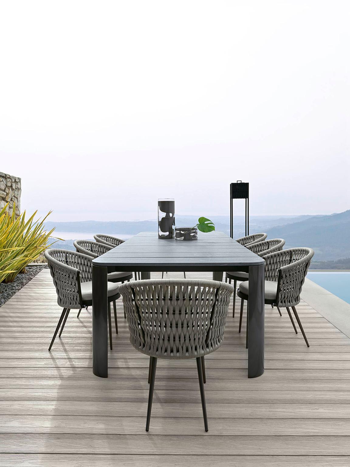 Giorgio Collection Dune Outdoor occasional chair in special treated fabric.
Cushion filling in waterproof dacron. Structure in combination of satined black metal treated in cataphoresis with inserted Giorgio Collection logo and light grey woven