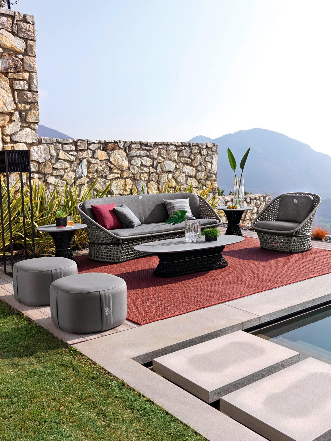 Dune Outdoor 3 seater sofa available in special treated fabric or first grade leather.
Cushion filling in waterproof dacron. Structure in combination of satined black
metal treated in cataphoresis with inserted Giorgio Collection logo and black