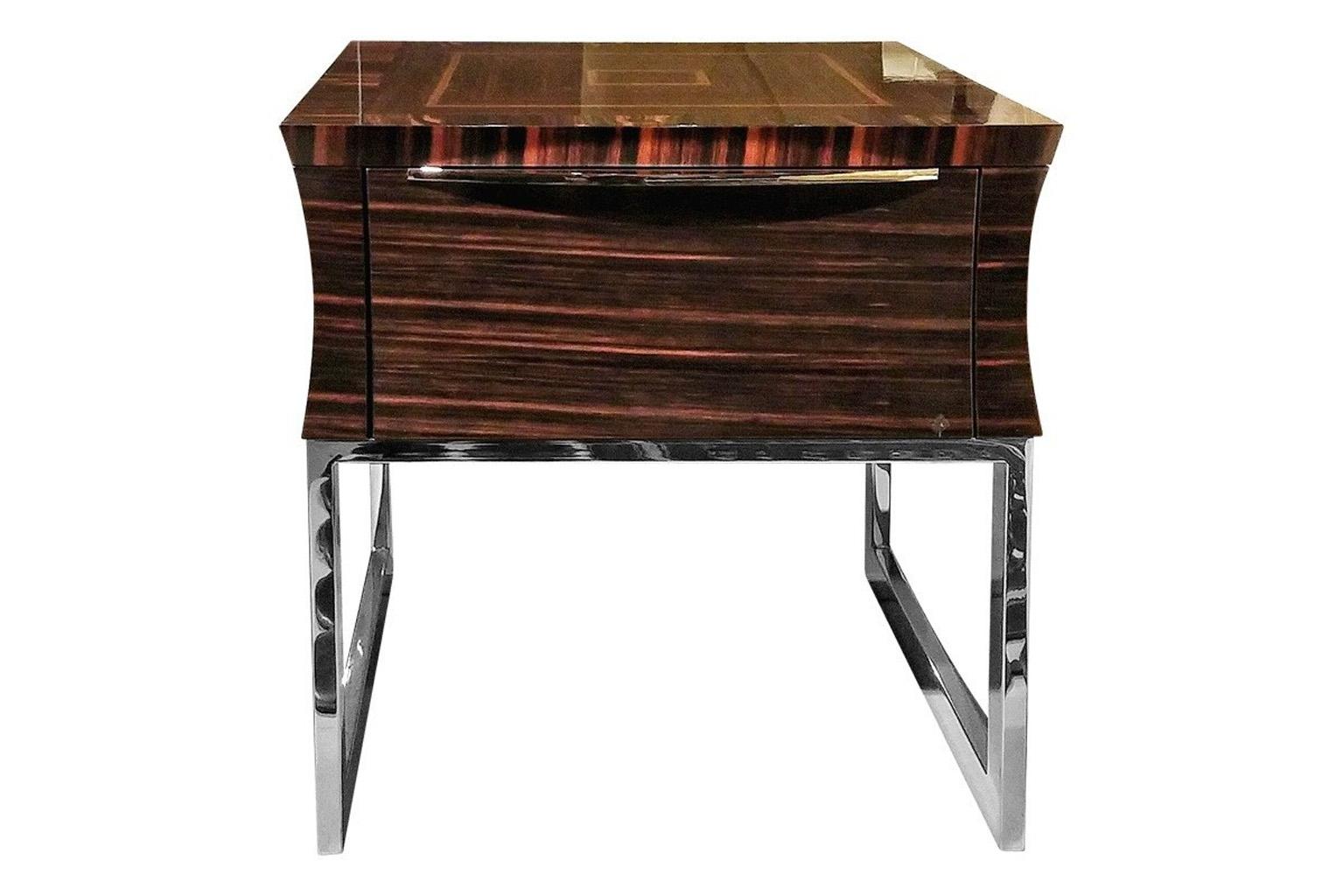 Unique Square wooden end table in makassar ebony veneer in glossy finish.
One full extension drawer with bottom in velvet fabric.
Handle and base in polished stainless steel.

Width 21.50