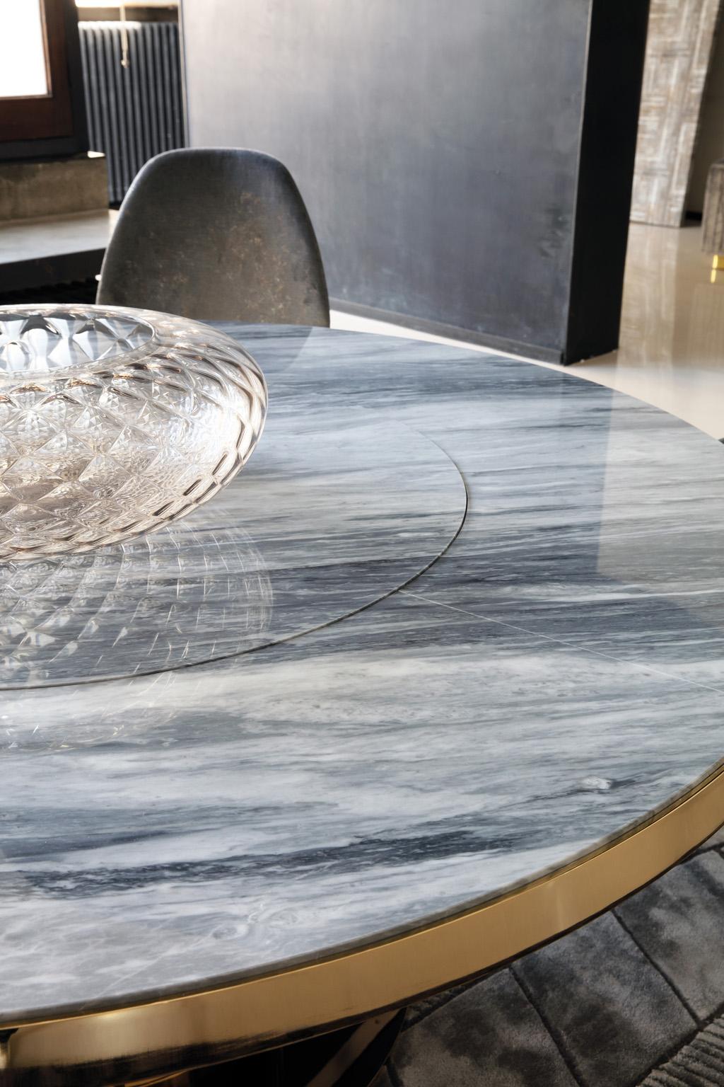 italien Table de salle à manger ronde dorée de la collection Giorgio avec plateau en marbre en vente
